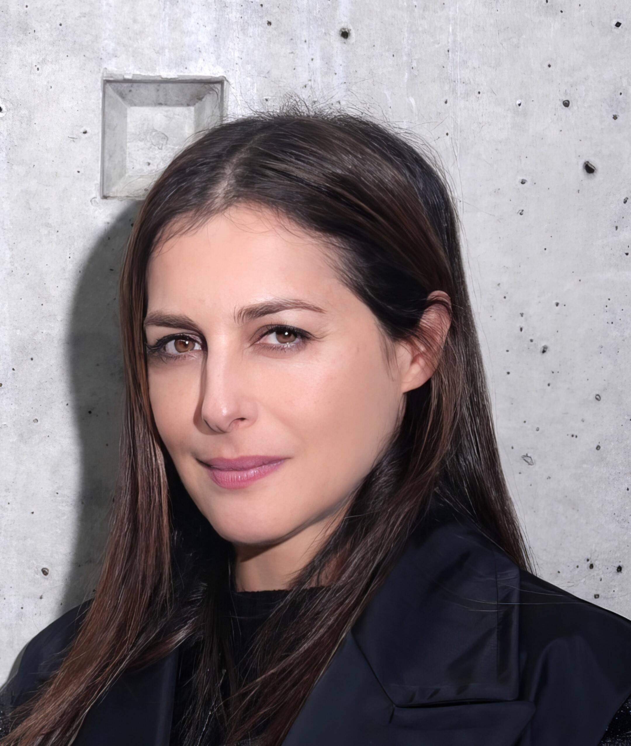 "Chaque été, enfant je venais en pèlerinage à Saint-Paul-de-Vence": rencontre avec l'actrice Amira Casar avant sa lecture poétique à la Fondation Maeght ce jeudi soir