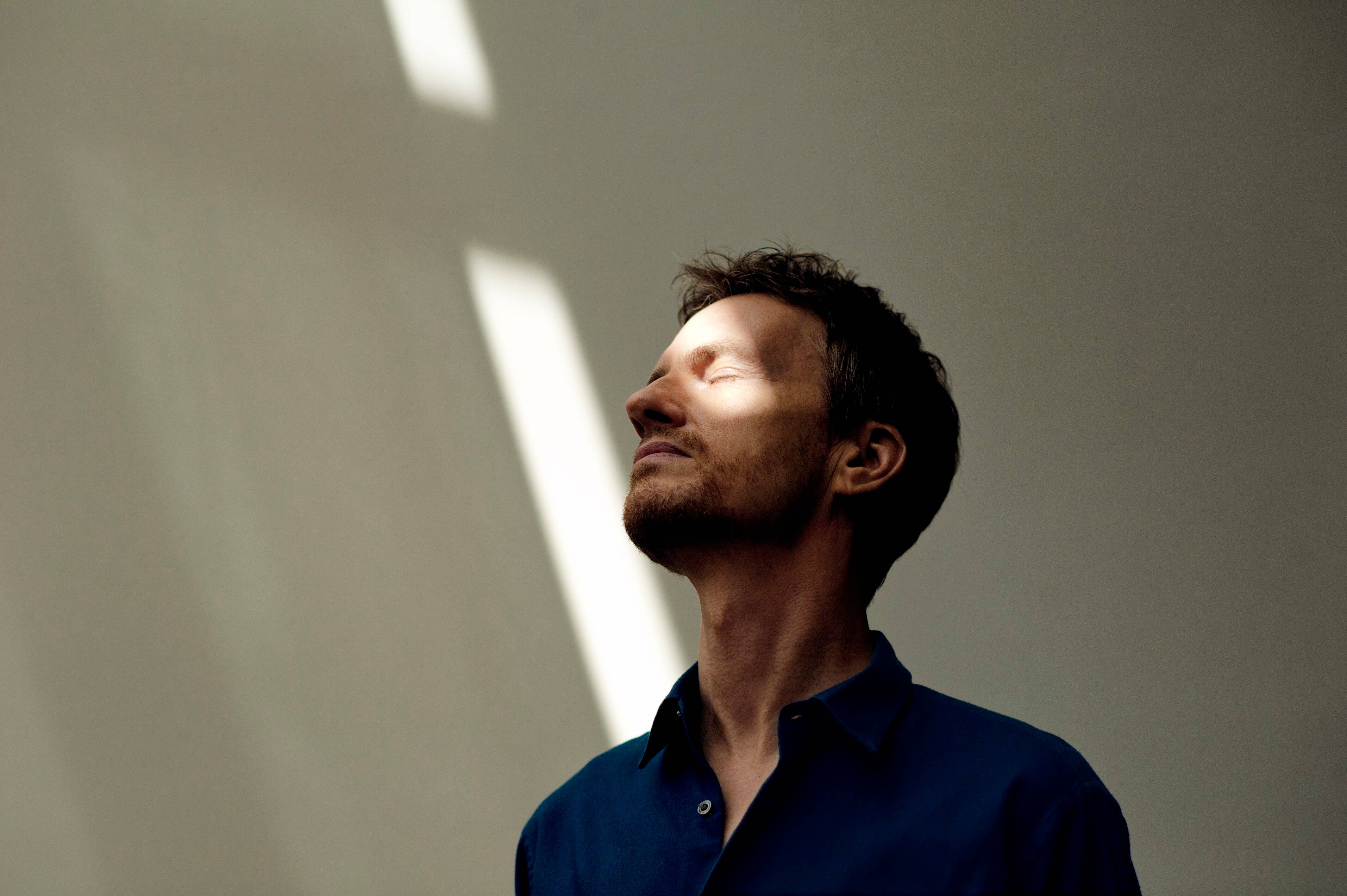 Alexandre Tharaud, le pianiste qui a collaboré avec François Morel, Bartabas ou Juliette Binoche, a passé ses vacances d'enfance à Menton... Il y revient ce dimanche soir