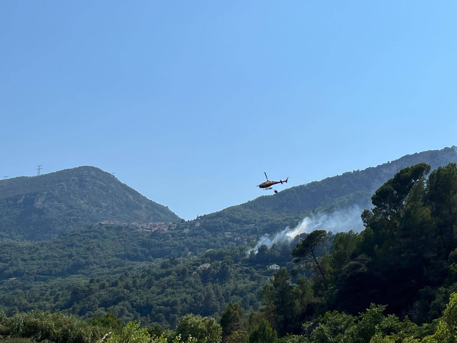 Départ de feu ce lundi après-midi au Broc, trois hélicoptères sur place et une route coupée à la circulation