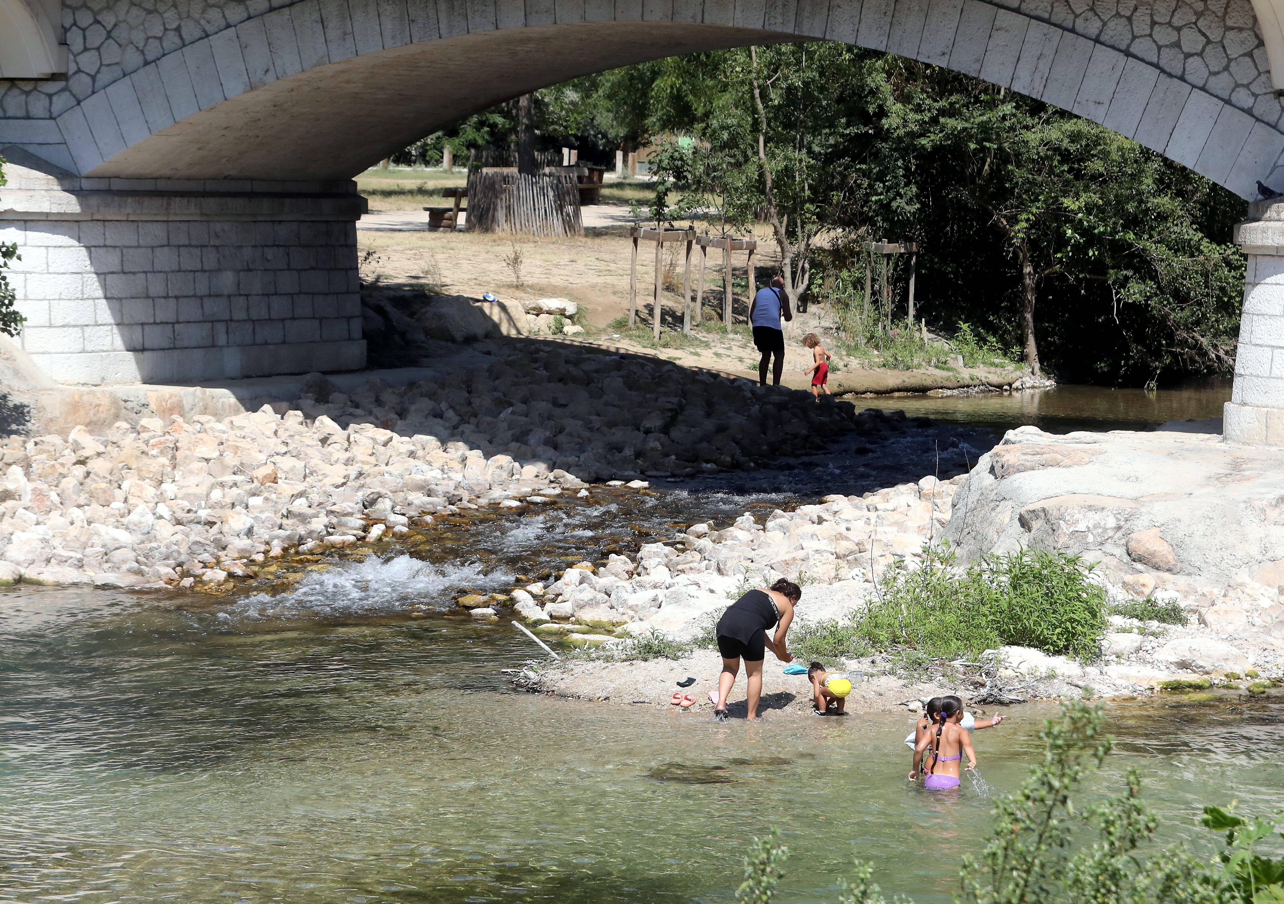 "On a besoin de sortir sans crever de chaud": dans la nature ou à la clim, la chasse aux coins fraîcheurs est de rigueur sur la Côte d'Azur