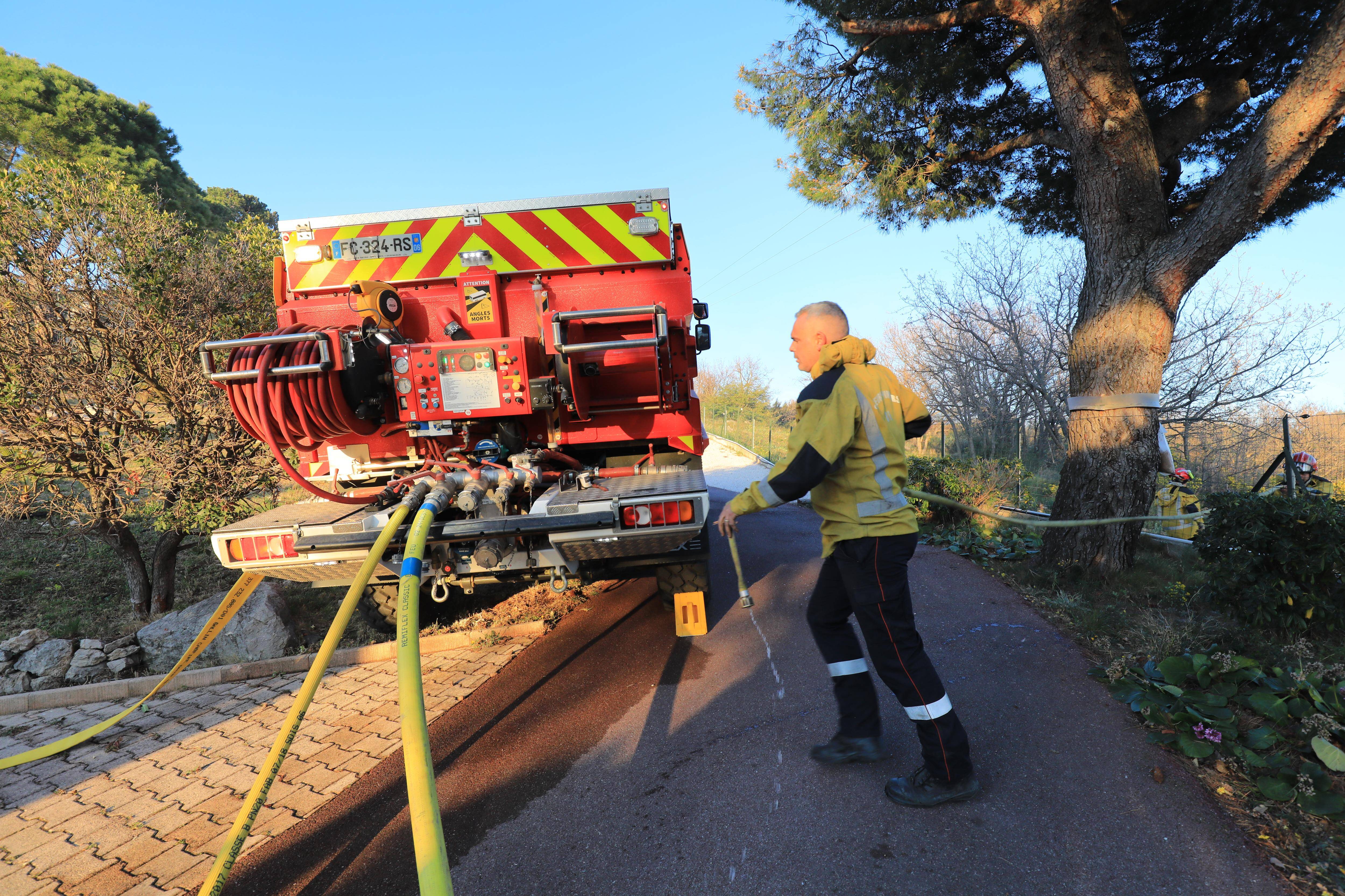 "Intervenir vite et fort, c'est la doctrine française en matière de feu de forêt": les sapeurs-pompiers azuréens disposent d'une capacité de 48.000 litres d'eau à chaque intervention
