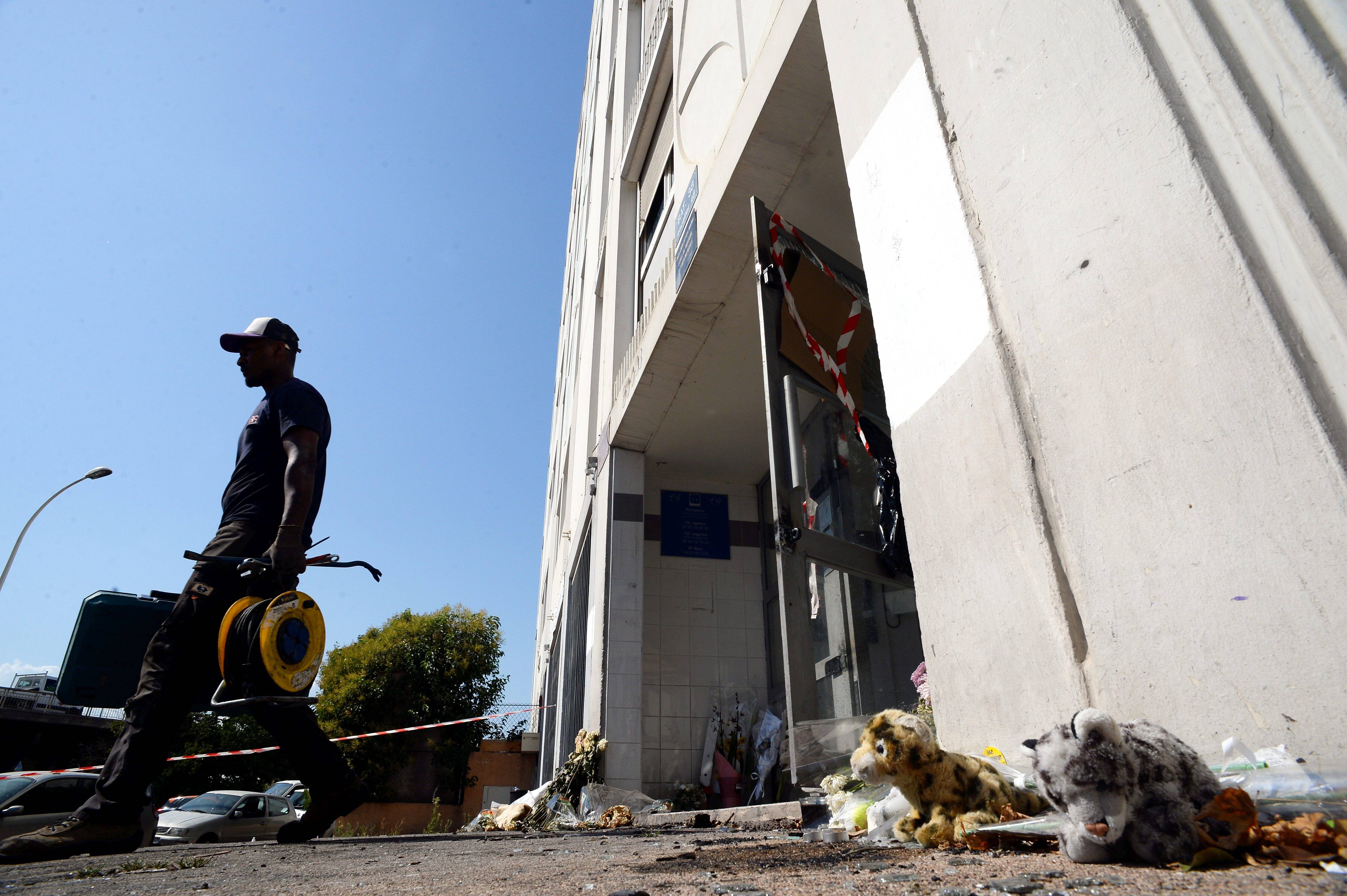 Un agent Côte d'Azur Habitat se fait arracher son collier près de l'immeuble frappé par l'incendie mortel aux Moulins