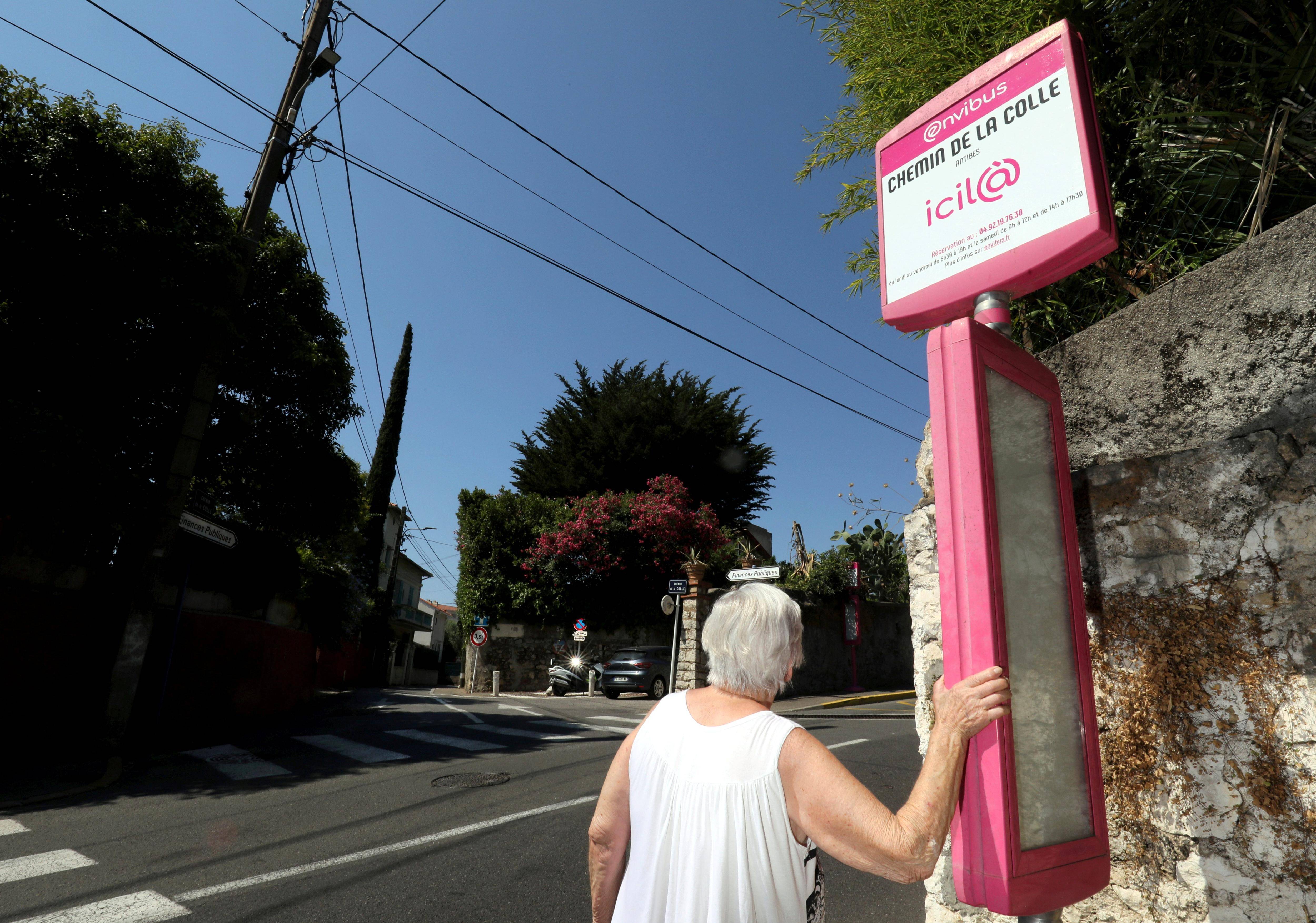 "Je me sens prisonnière": à Antibes, ils désespèrent de voir un bus passer en bas de chez eux