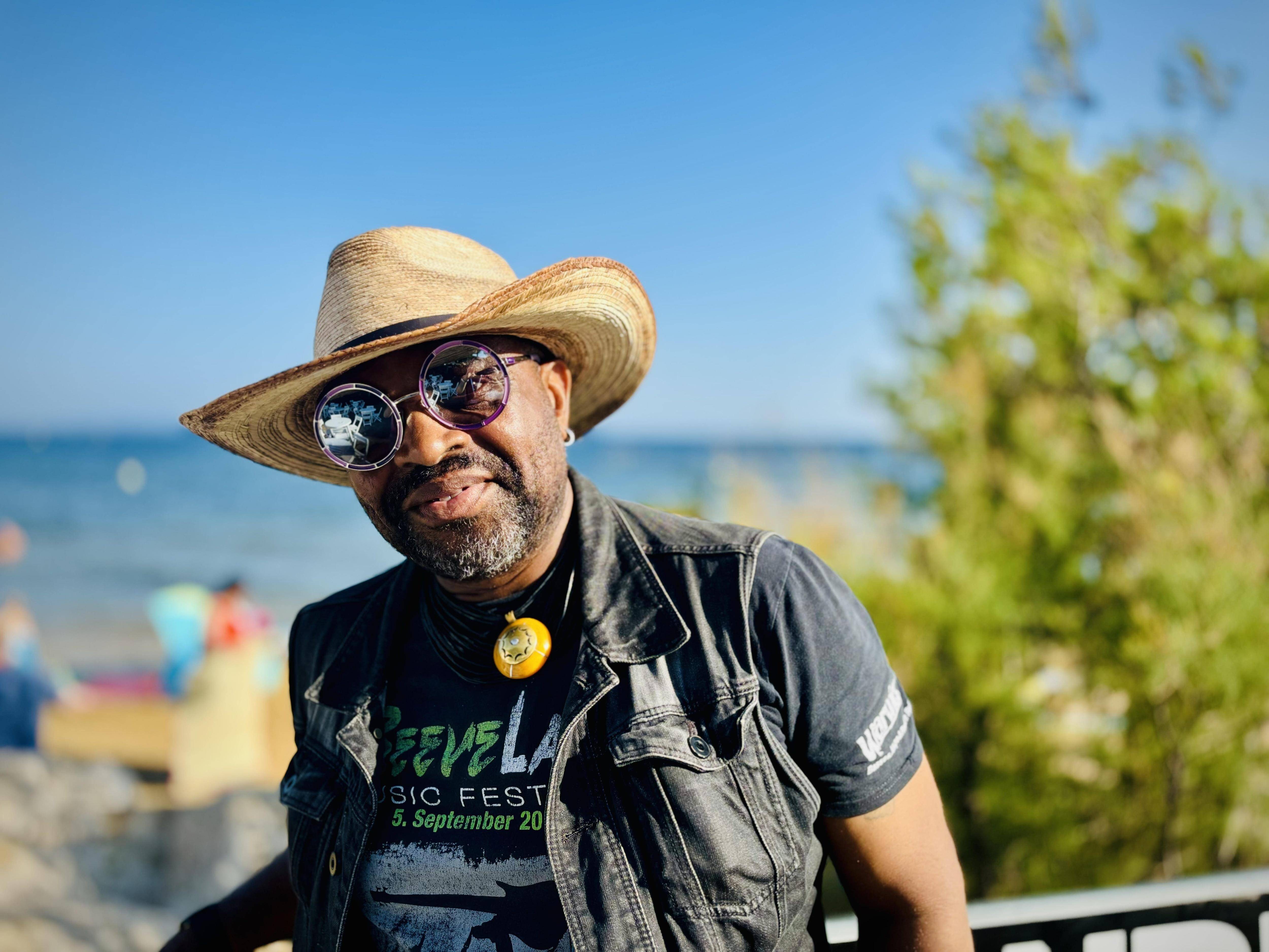 Pourquoi le son de sa basse est-il particulier? A-t-il un lien avec Kylian? Voici 4 choses à savoir sur Etienne Mbappé, le jazzman qui sera à La Londe ce vendredi