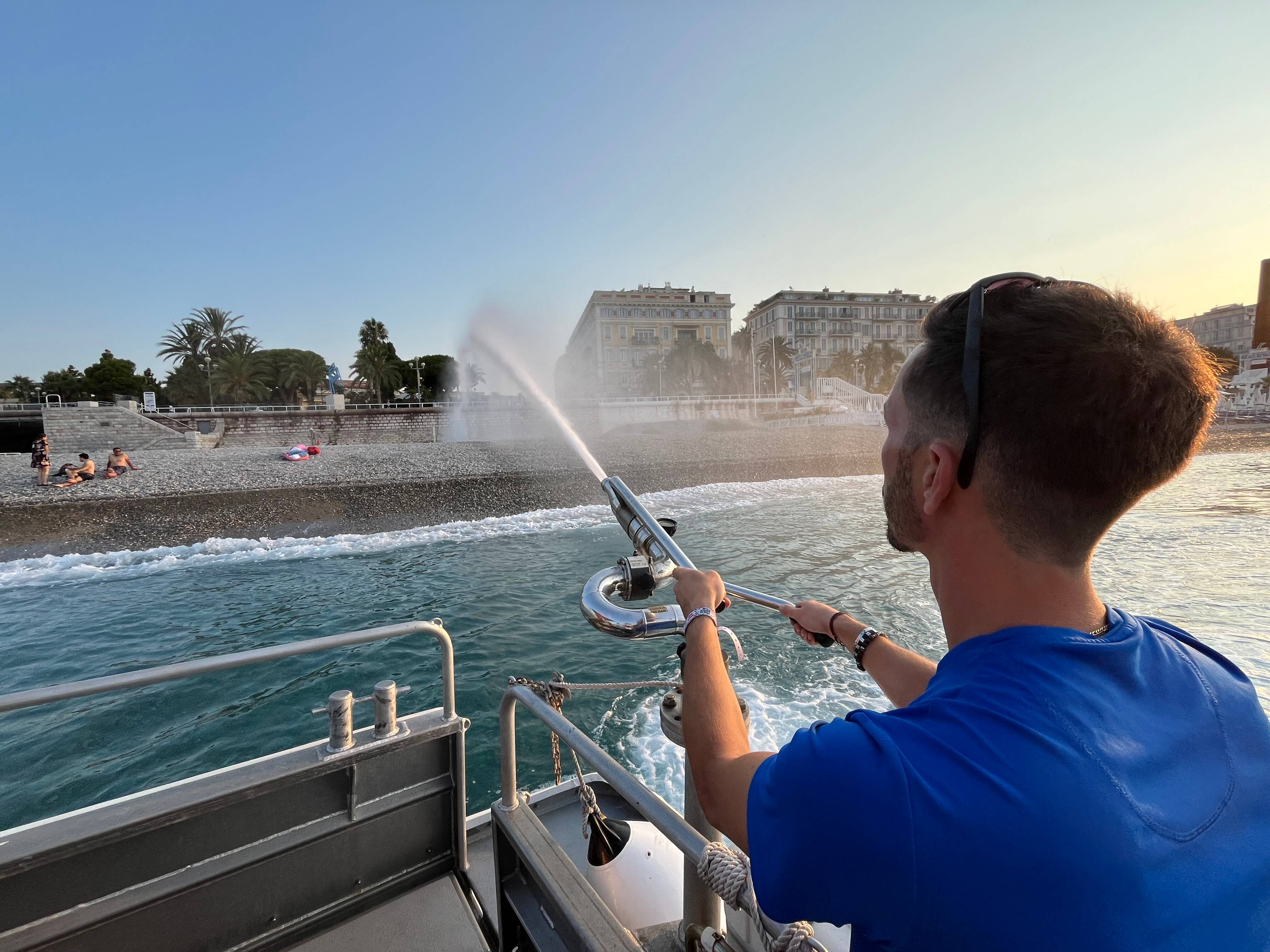 Comment les plages sont-elles nettoyées à Nice? On a suivi les agents municipaux au petit matin
