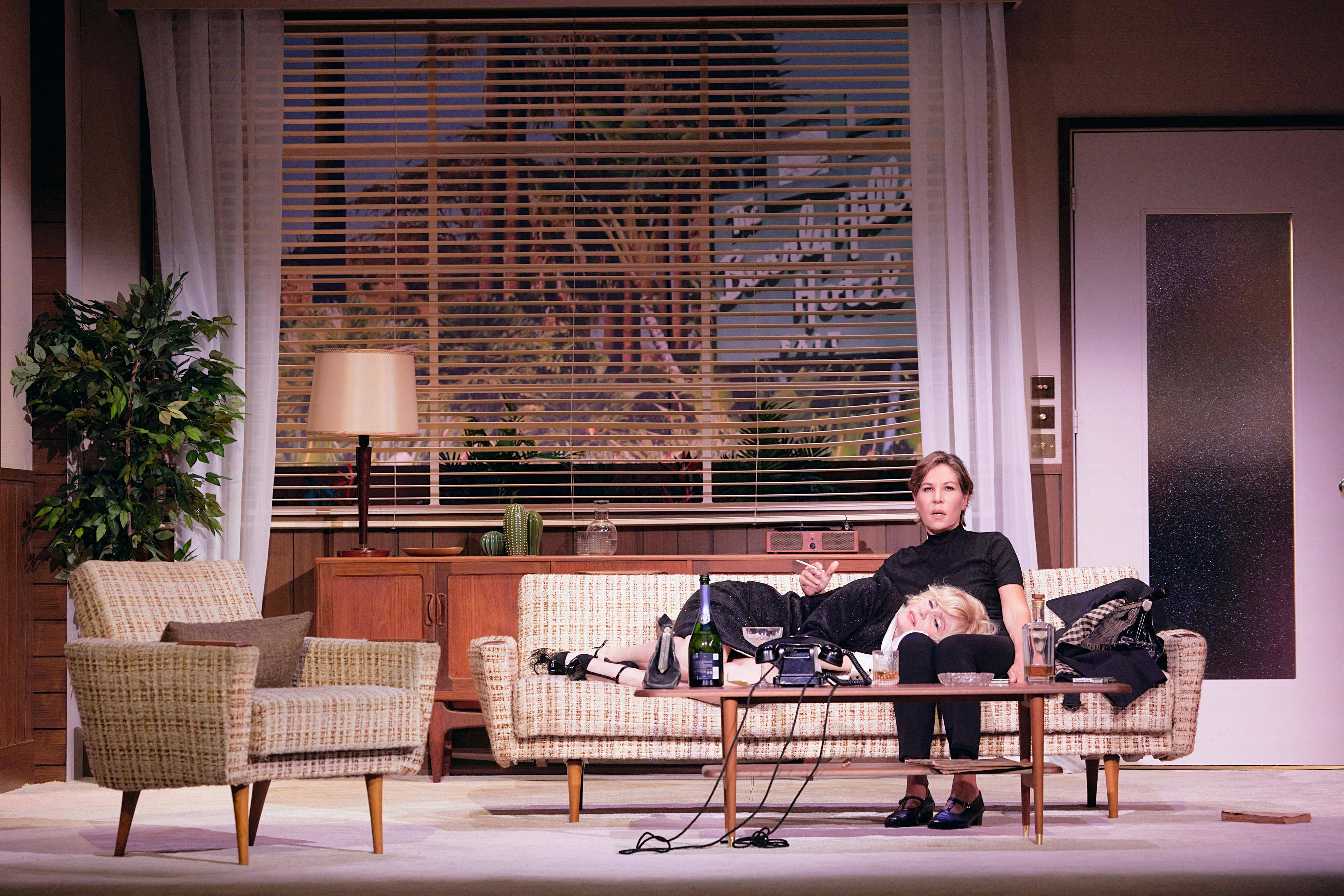 "Nous sommes deux soeurs actrices, mais il n'y a pas du tout de concurrence entre nous": Emmanuelle et Mathilde Seigner réunies pour la première fois sur les planches dans "Bungalow 21" à Ramatuelle