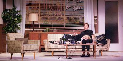 "Nous sommes deux soeurs actrices, mais il n'y a pas du tout de concurrence entre nous": Emmanuelle et Mathilde Seigner réunies pour la première fois sur les planches dans "Bungalow 21" à Ramatuelle