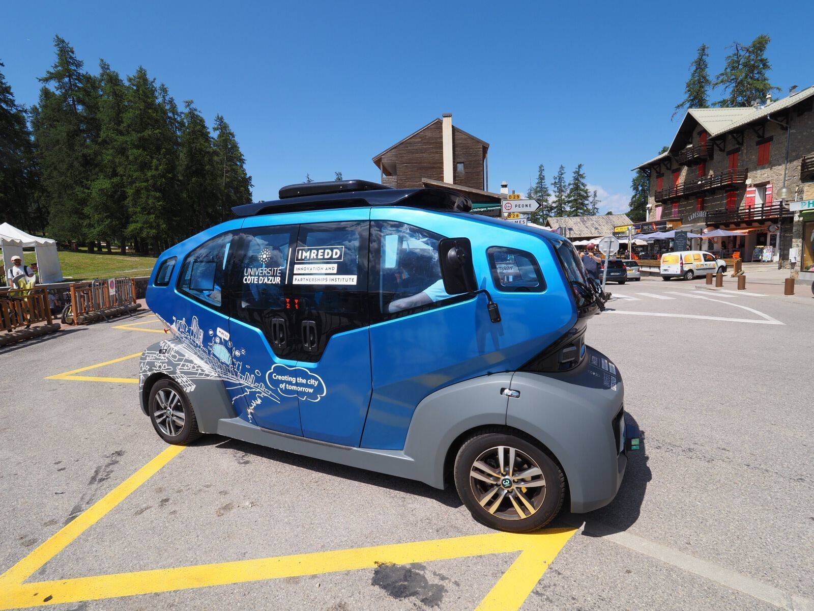 Quelle est cette navette sans chauffeur qui circule dans les rues de cette station de la Côte d'Azur?