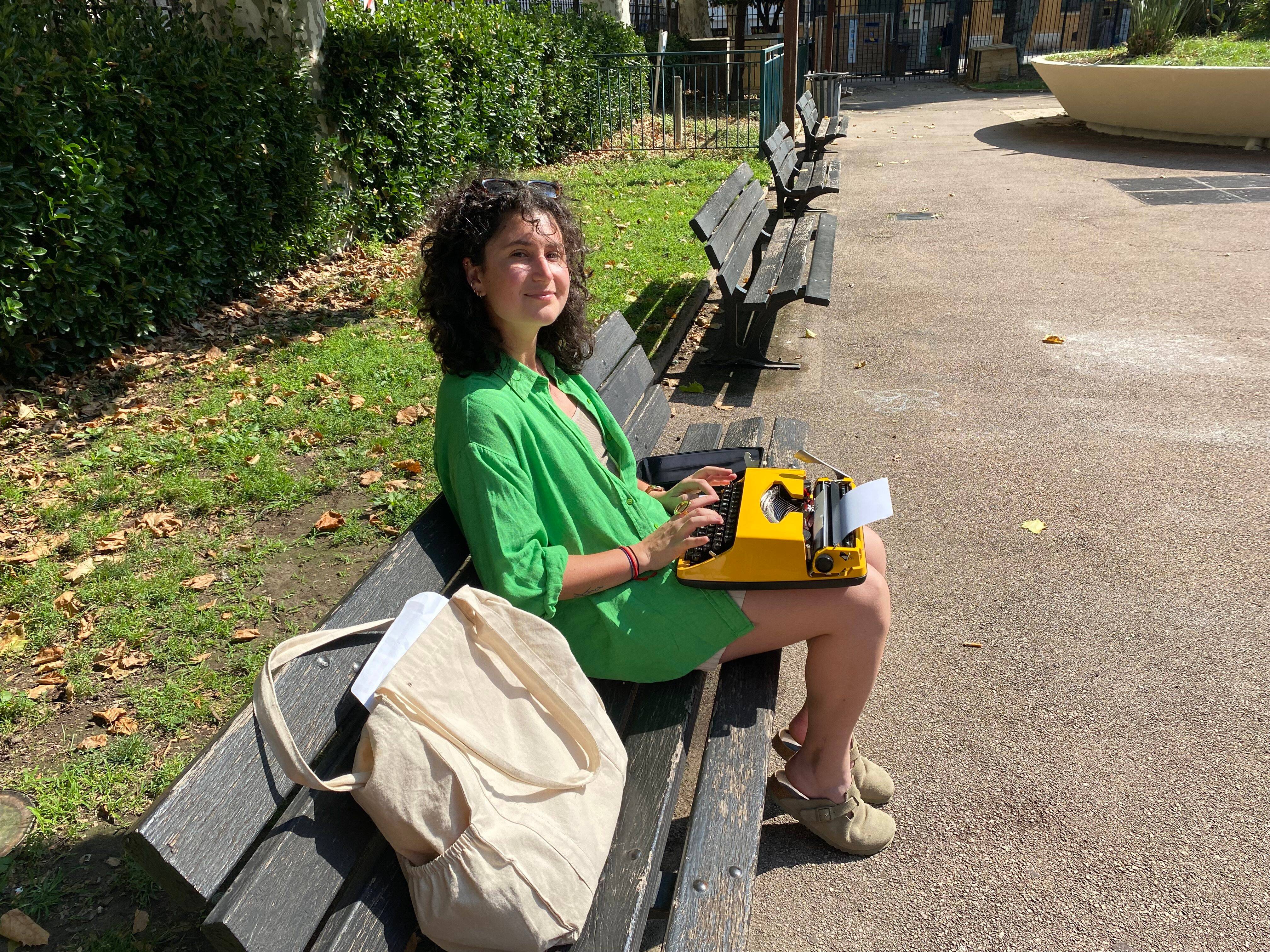 A Nice, une écrivaine de rue qui s'installe place Massena recadrée par la municipalité