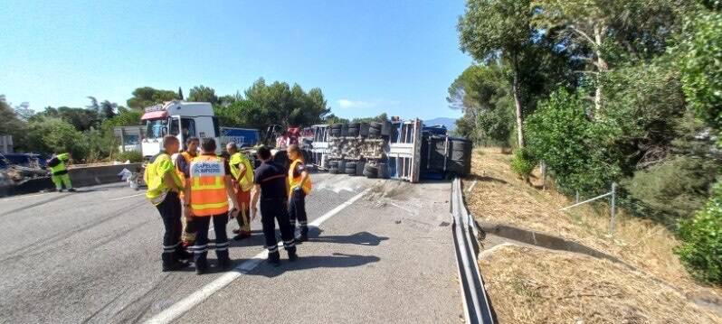 Après l'accident de poids lourd de ce jeudi matin, la circulation reste "très difficile" sur l'autoroute A8 entre Mandelieu et Fréjus