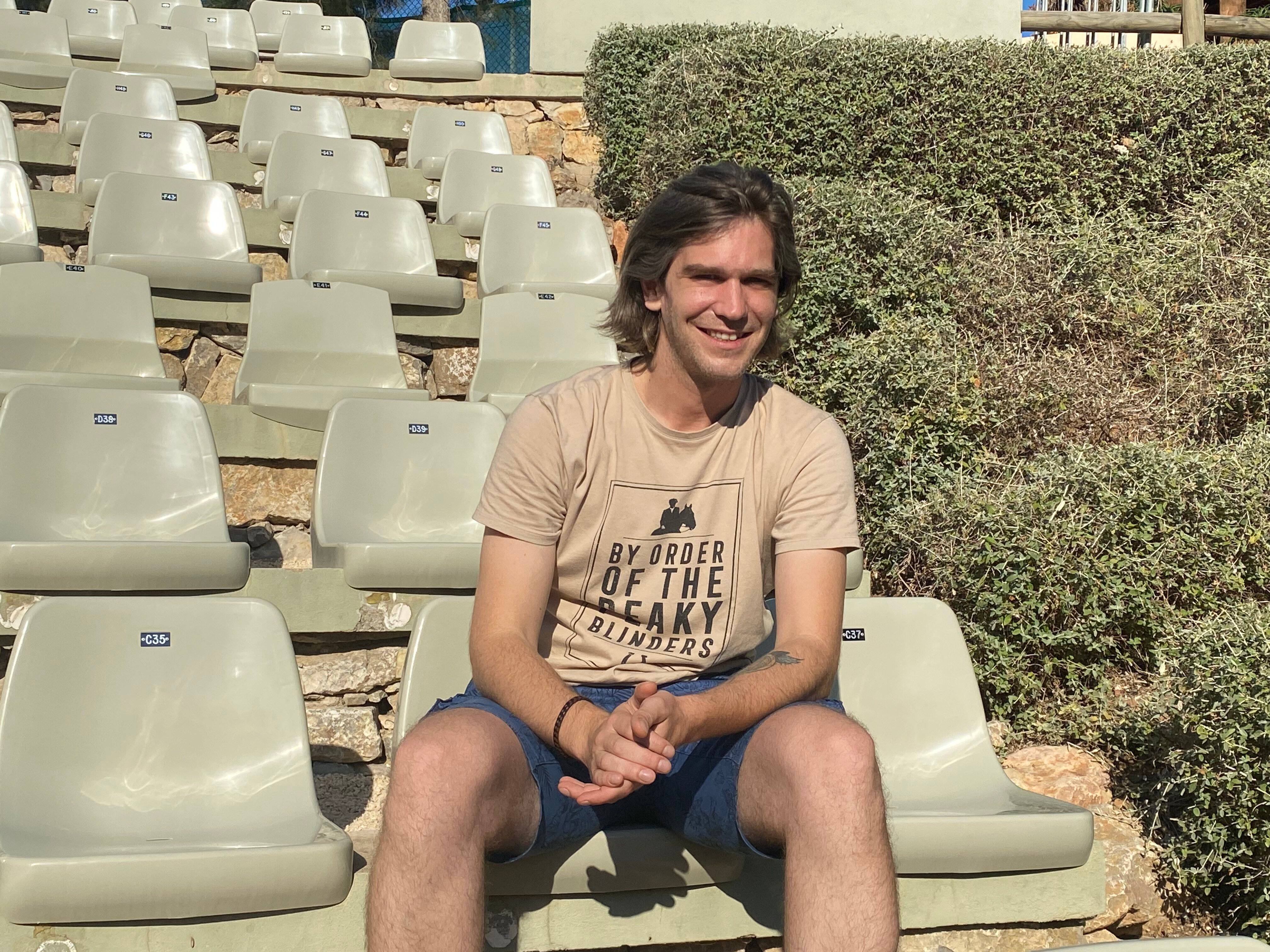 Rencontre avec Amaury Vassili, artiste hybride entre lyrique et variété, avant son concert dans le Var