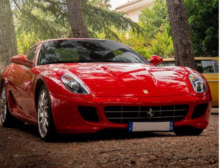 Bouteilles de grands crus, Ferrari, tableau... Une vente aux enchères de luxe, prévue cette semaine à l'hôtel Martinez à Cannes