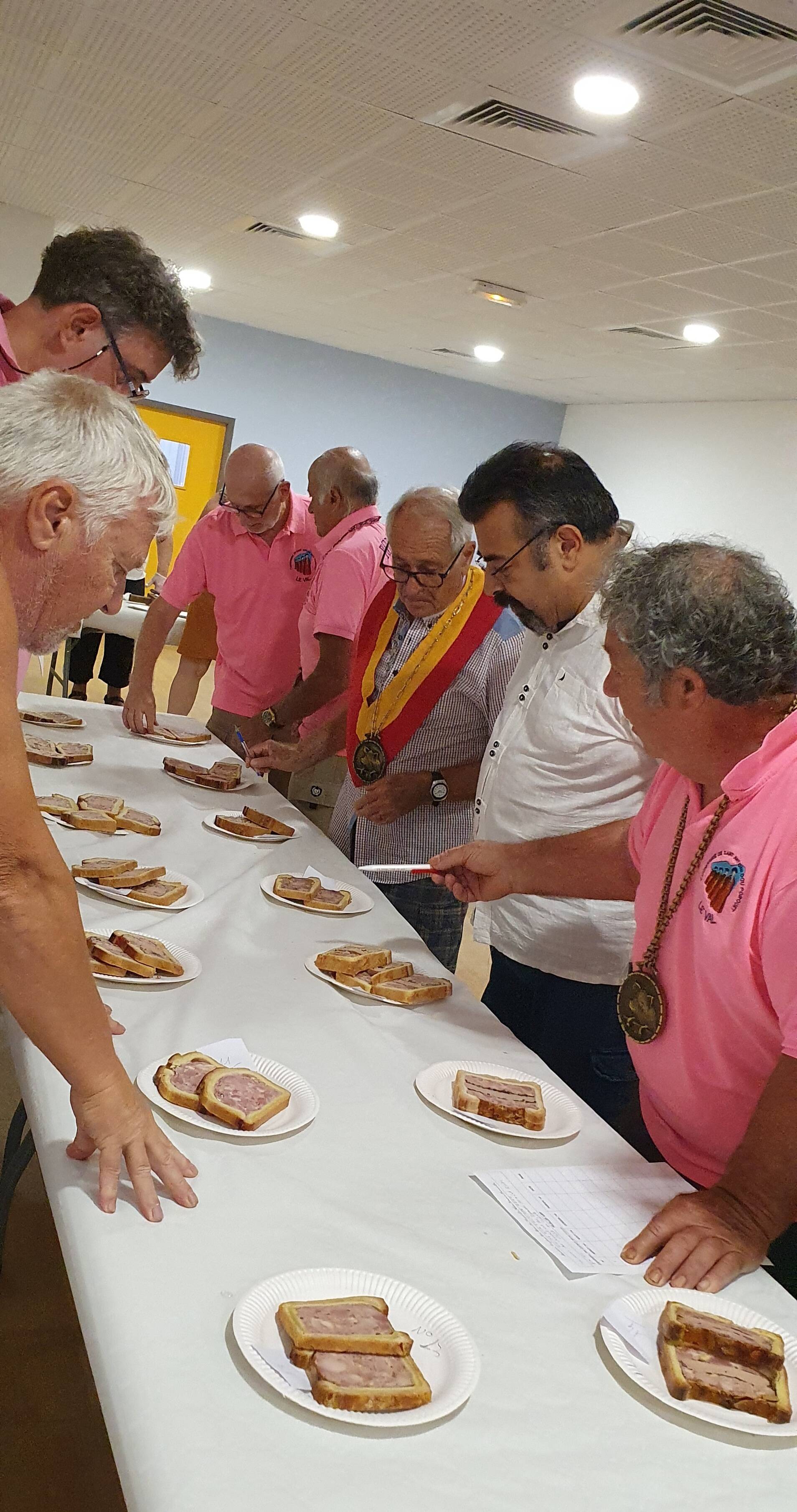 Quand la confrérie de Sant Antoni dou Porquet se réunit pour juger les pâtés en croûte, c'est une affaire très sérieuse