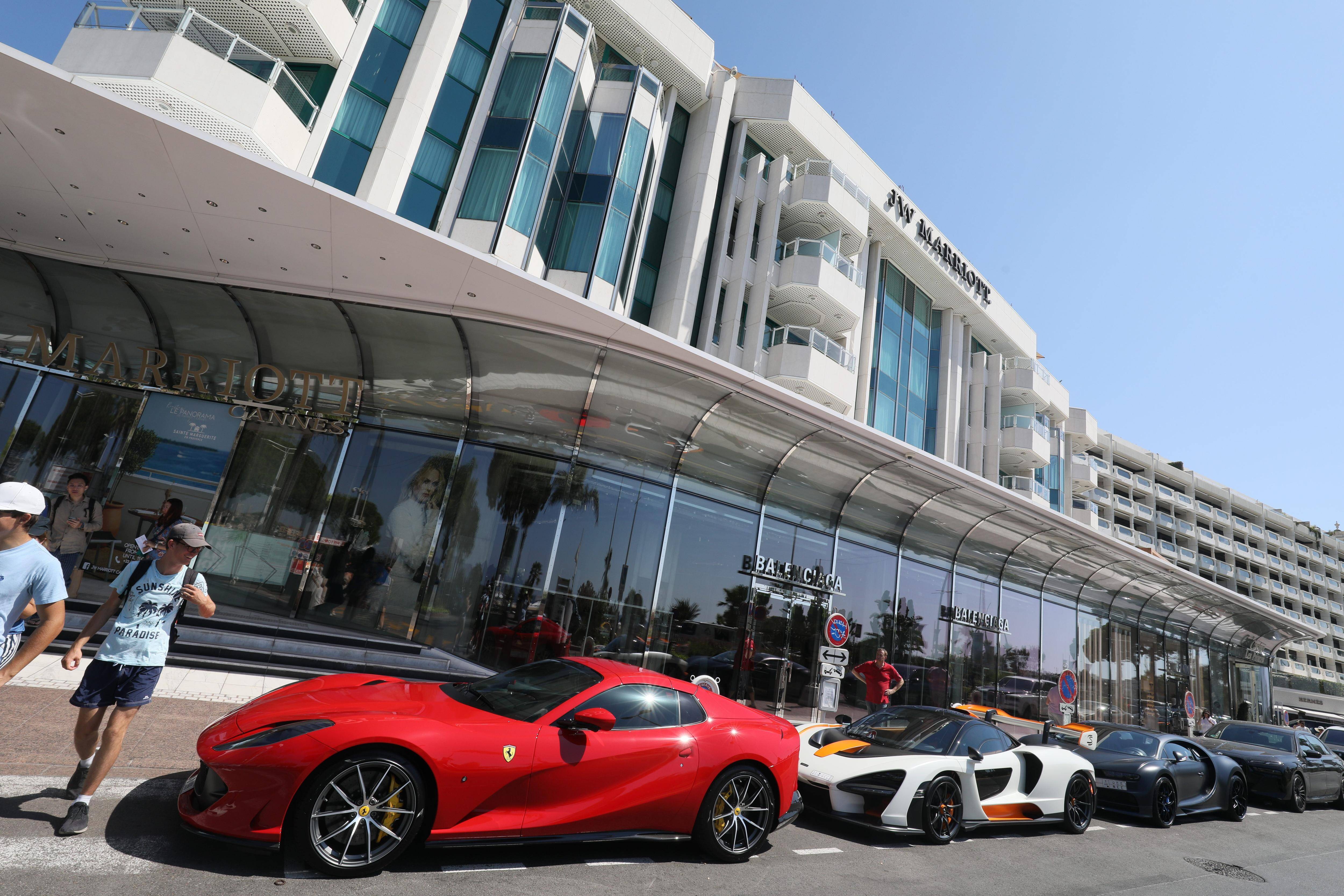 "Il n'y a qu'à voir les voitures de luxe sur la Croisette": à Cannes, la fréquentation touristique boostée par la clientèle de luxe