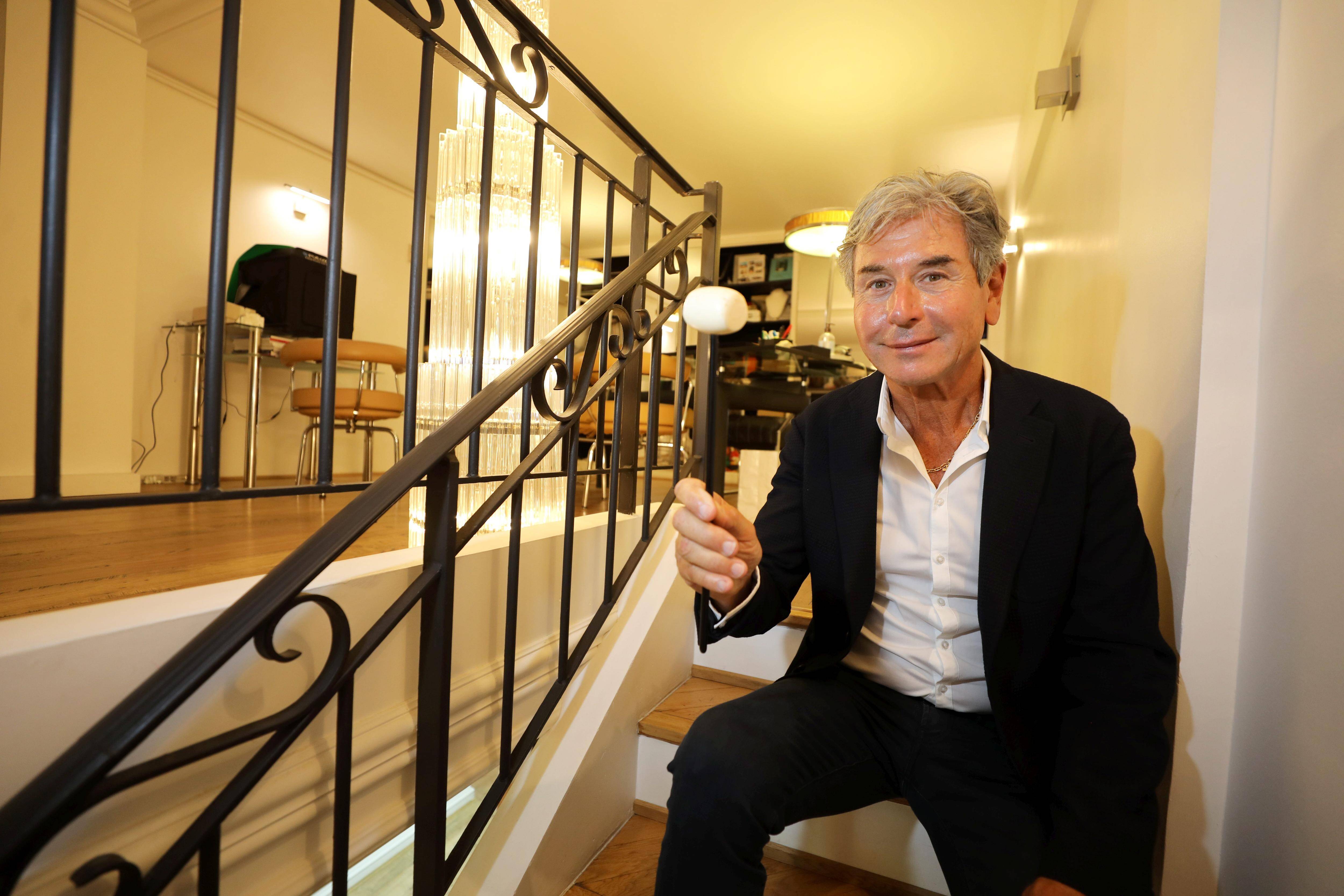 Rencontre avec le commissaire-priseur Jean-Pierre Besch pendant sa vente aux enchères estivale à Cannes