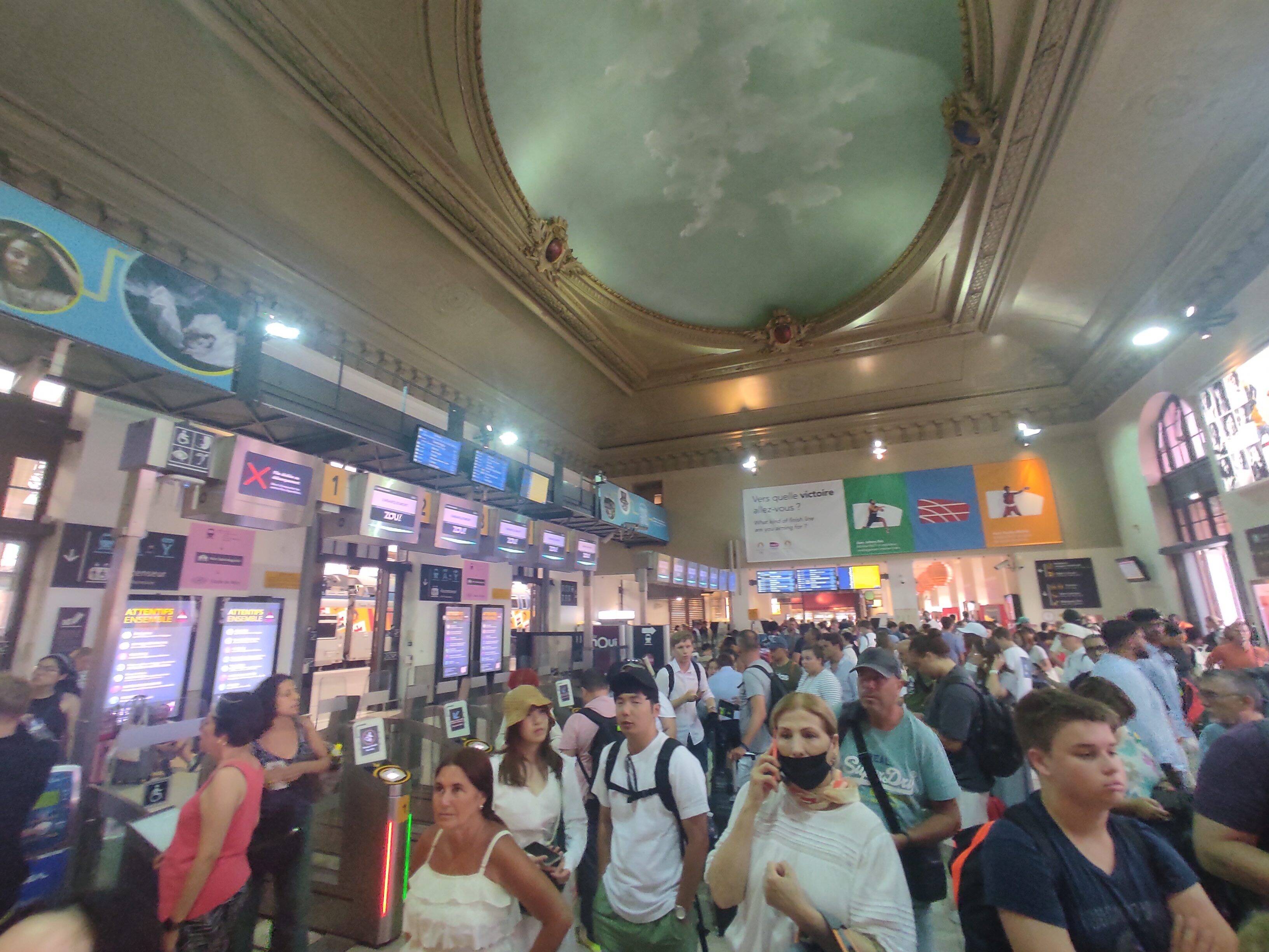 "On n'a pas de plan B": la galère des usagers de la SNCF se prolonge en gare de Nice après l'interruption du trafic ferroviaire