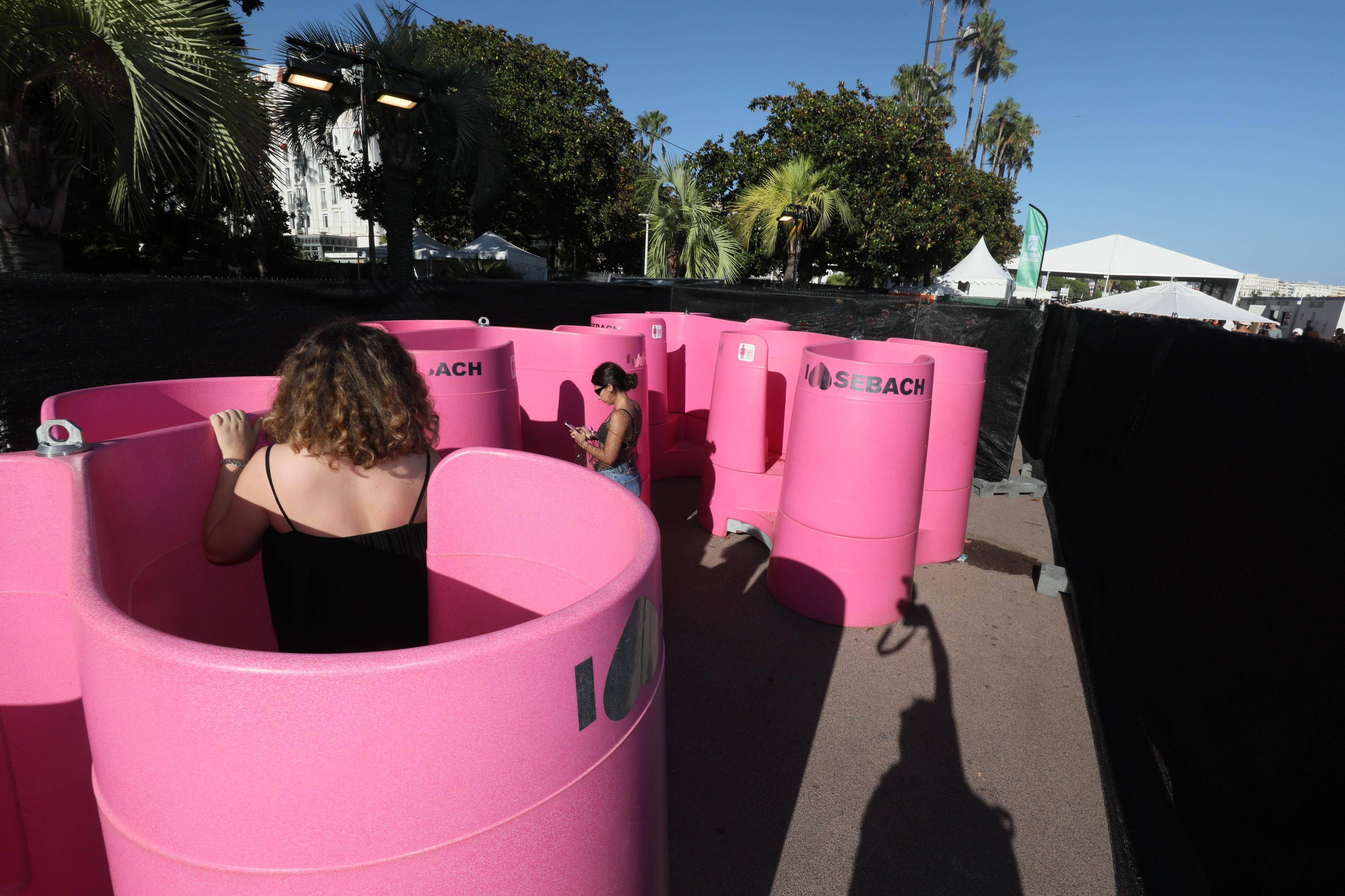 Peu pratique ou vraie révolution? Aux Plages Electroniques de Cannes, les festivalières ont testé les urinoirs pour femmes