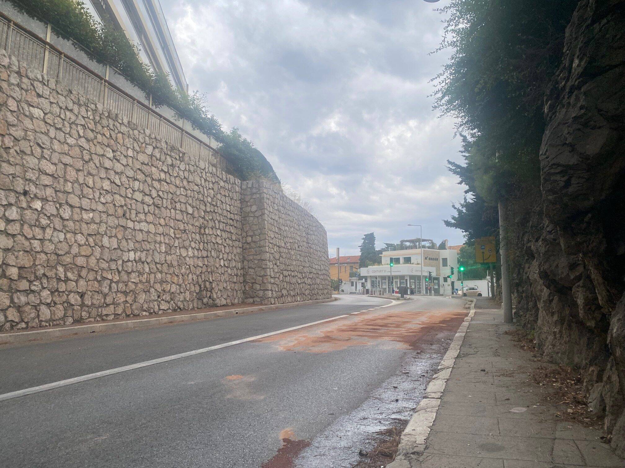 Gaz euphorisant dans la voiture, vitesse excessive... Ce que l'on sait sur l'accident de la route sur la Basse-Corniche qui a fait deux morts ce vendredi à Nice