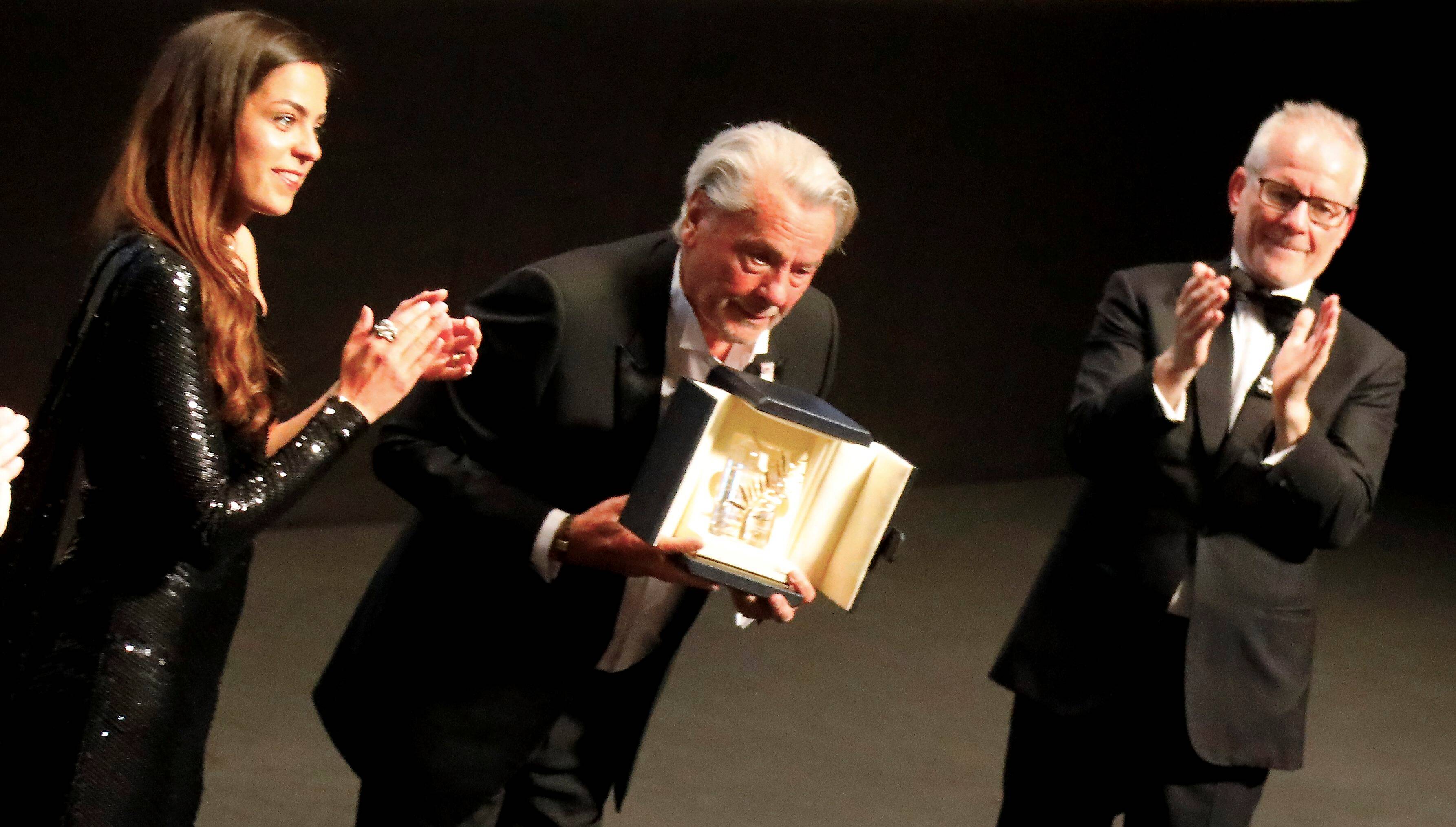 "Alain Delon, ce guépard indompté...": le délégué général du Festival de Cannes, Thierry Frémaux, se souvient de la Palme d'or d'honneur qui lui avait été remise en 2019