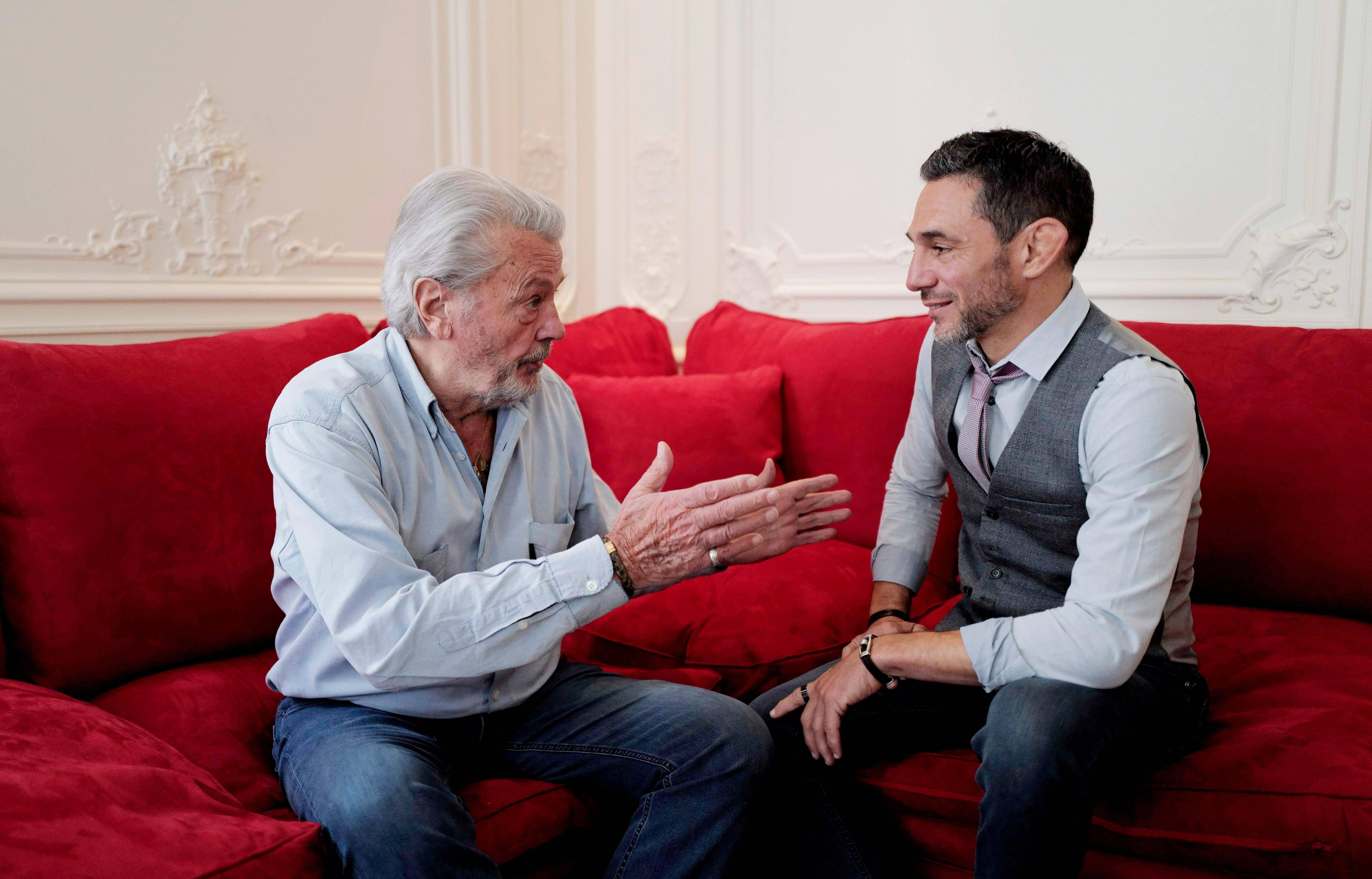 "Si ça se passe bien entre vous, il peut aussi être adorable et très bien disposé": notre journaliste raconte les coulisses de ses entretiens avec Alain Delon