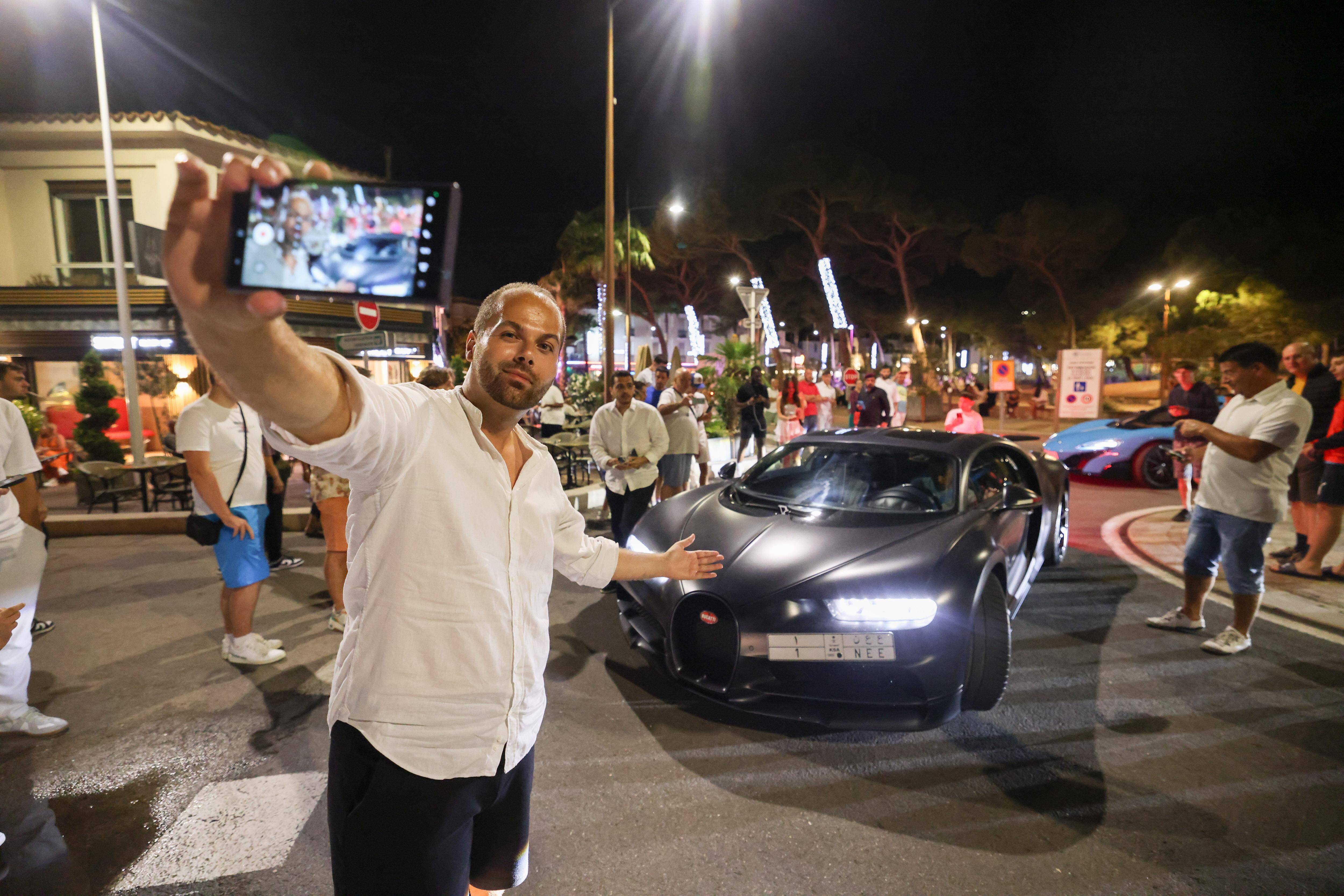 À Juan-les-Pins, les touristes fortunés du Golfe exposent leur richesse à bord de leurs puissants bolides