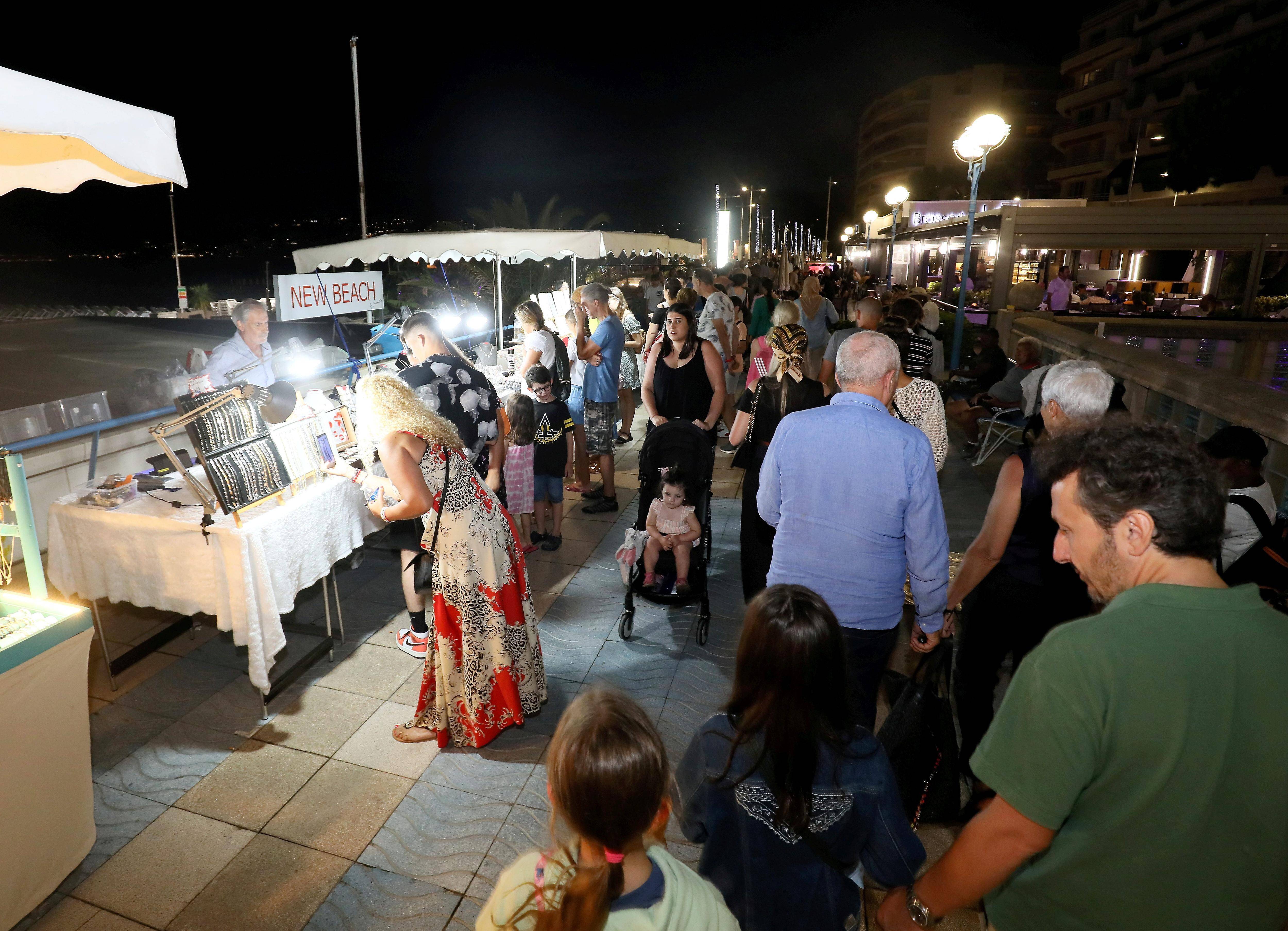 À Juan-les-Pins la douane fait une opération pour traquer les contrefaçons autour du marché nocturne