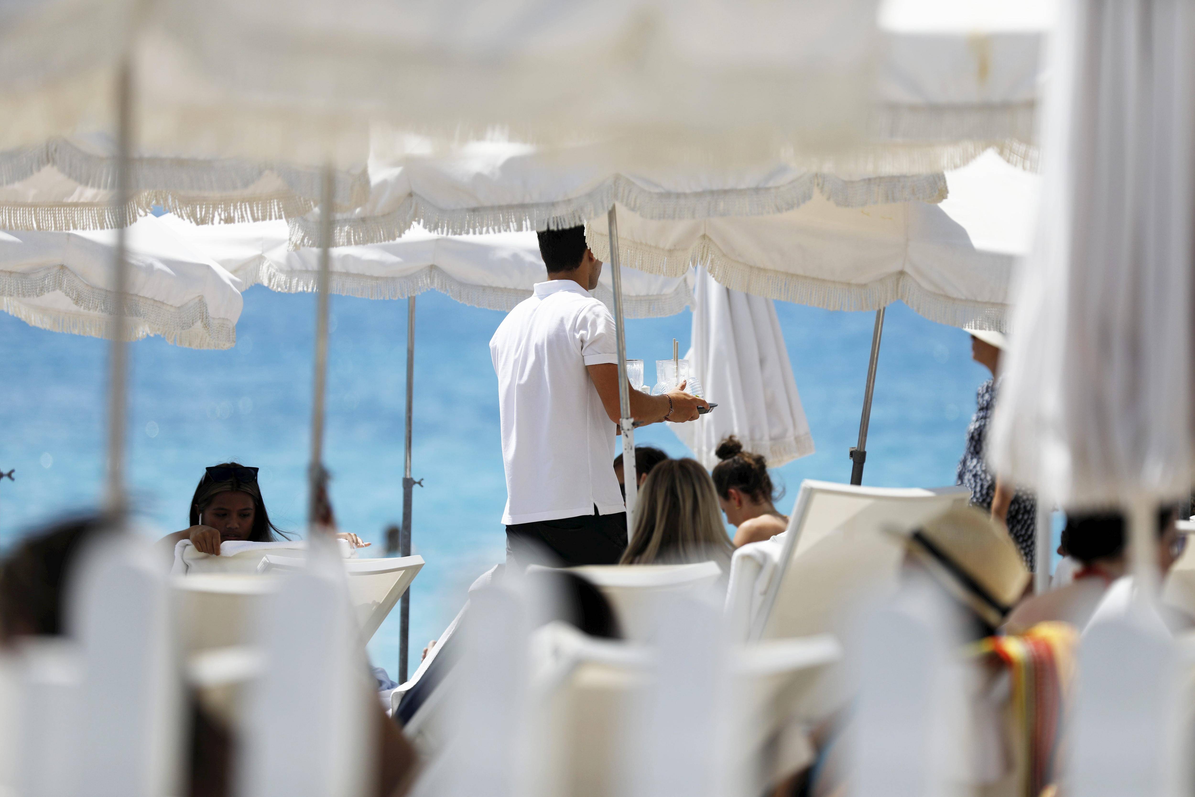 Quelle est la plage privée la moins chère de la Côte d'Azur? On a comparé pour vous