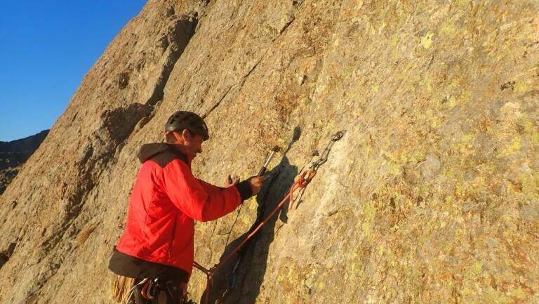 "On a retrouvé des pitons rouillés des années 1950": l'état des voies d'escalade dans le Mercantour alarme les grimpeurs