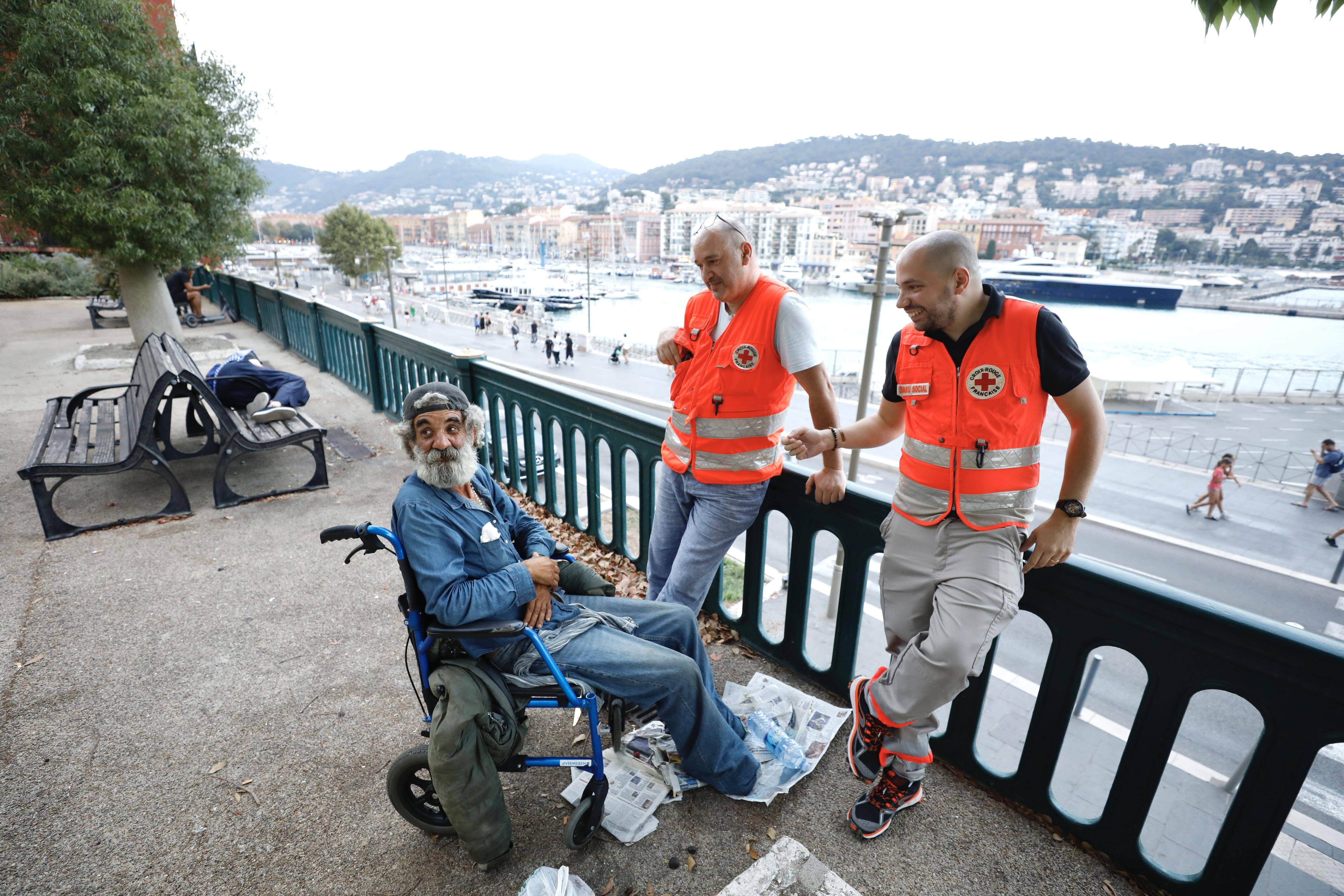 "C'est difficile tout le temps": l'été à Nice, la Croix-Rouge essaye de panser les âmes et les corps des sans-abri