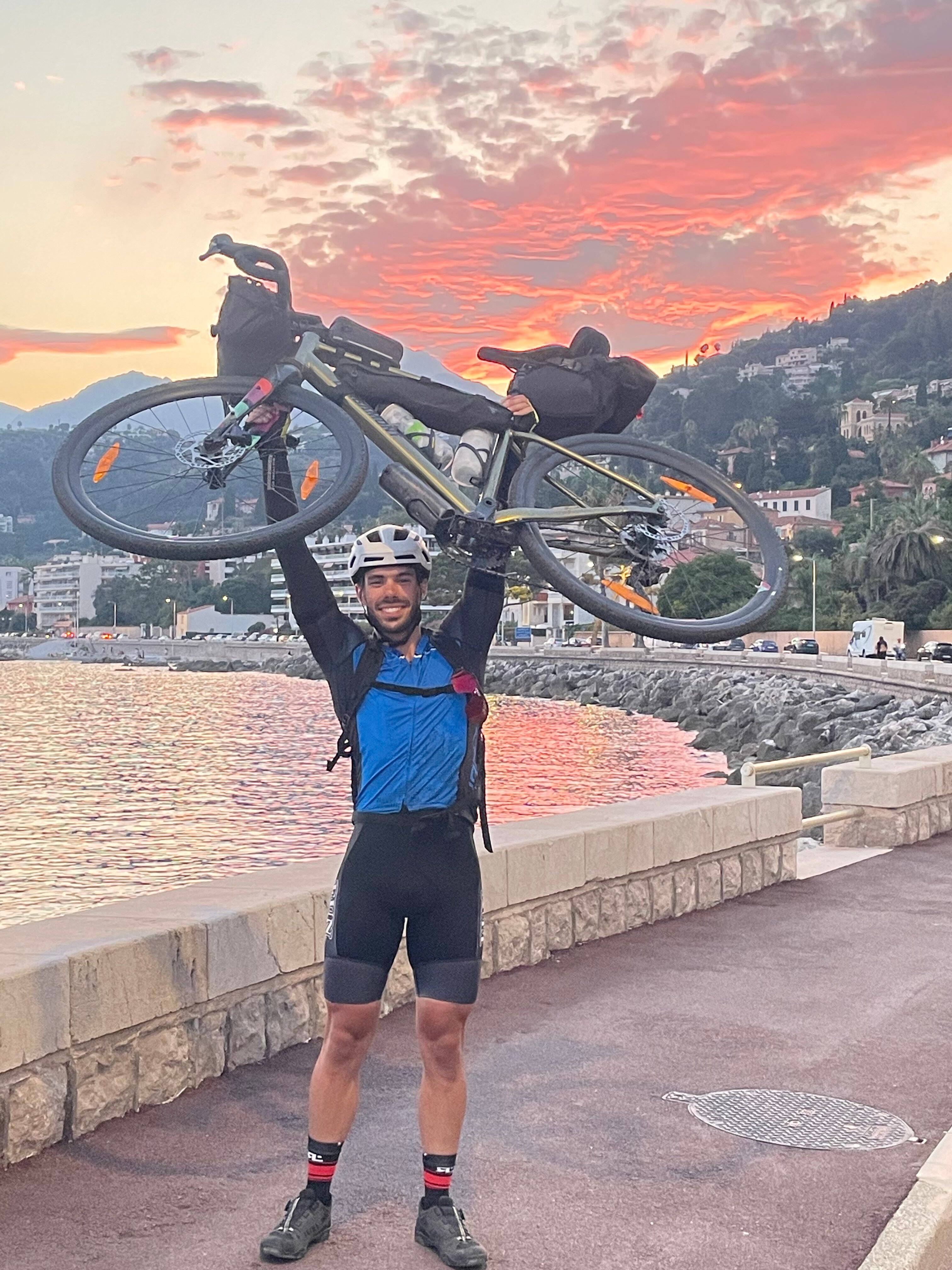 Du Cap de la Hague en Normandie jusqu'à Menton, Valentin Calleja a pédalé 1.270 km à travers la France pour la bonne cause