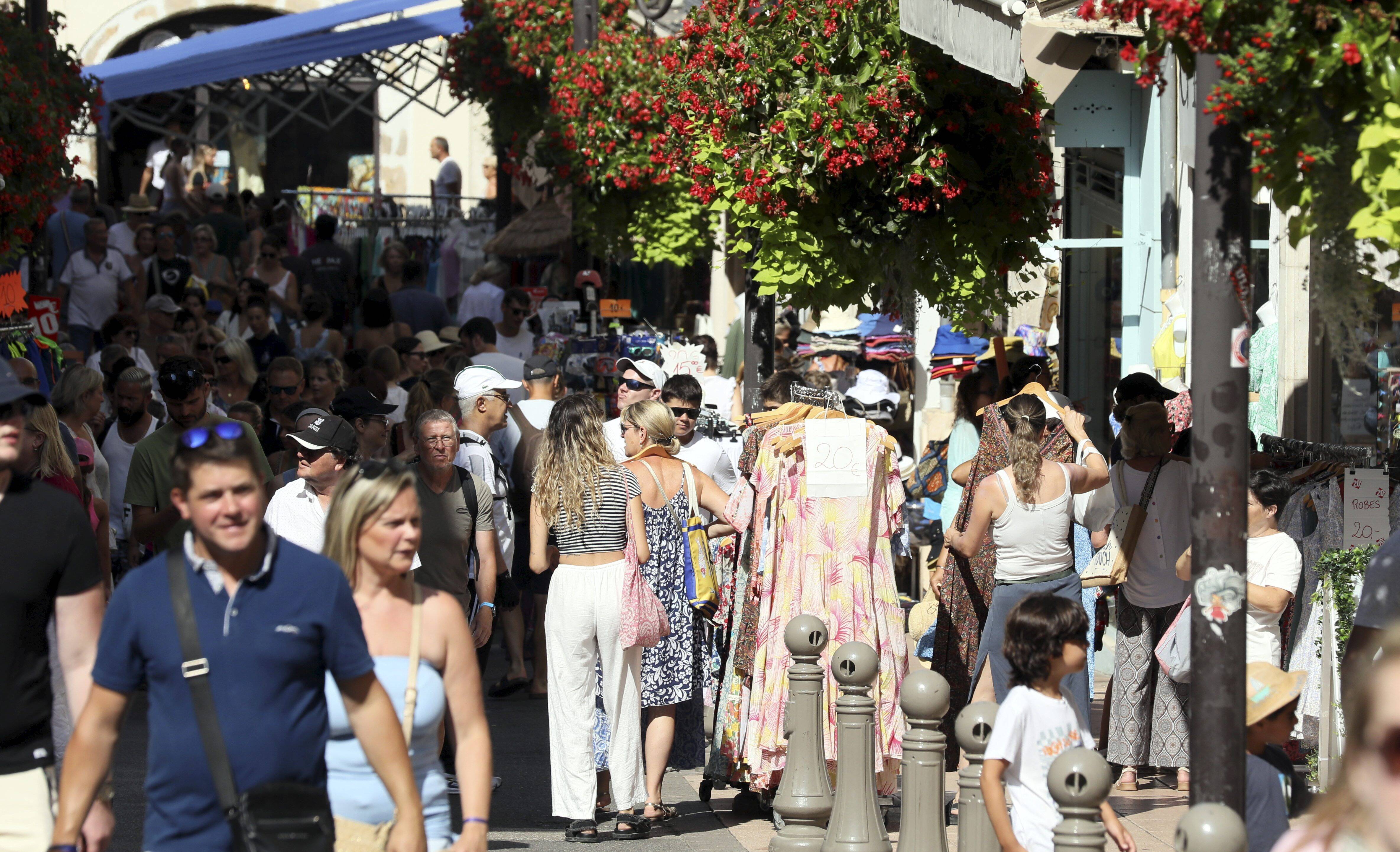 Coup d'envoi des bonnes affaires à la grande braderie d'été à Antibes (et ça dure jusqu'à samedi)