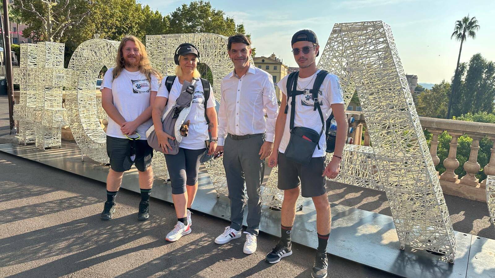 Ils vont marcher de Grasse à Paris pour porter une pétition à 19.000 signatures en faveur de la cause animale