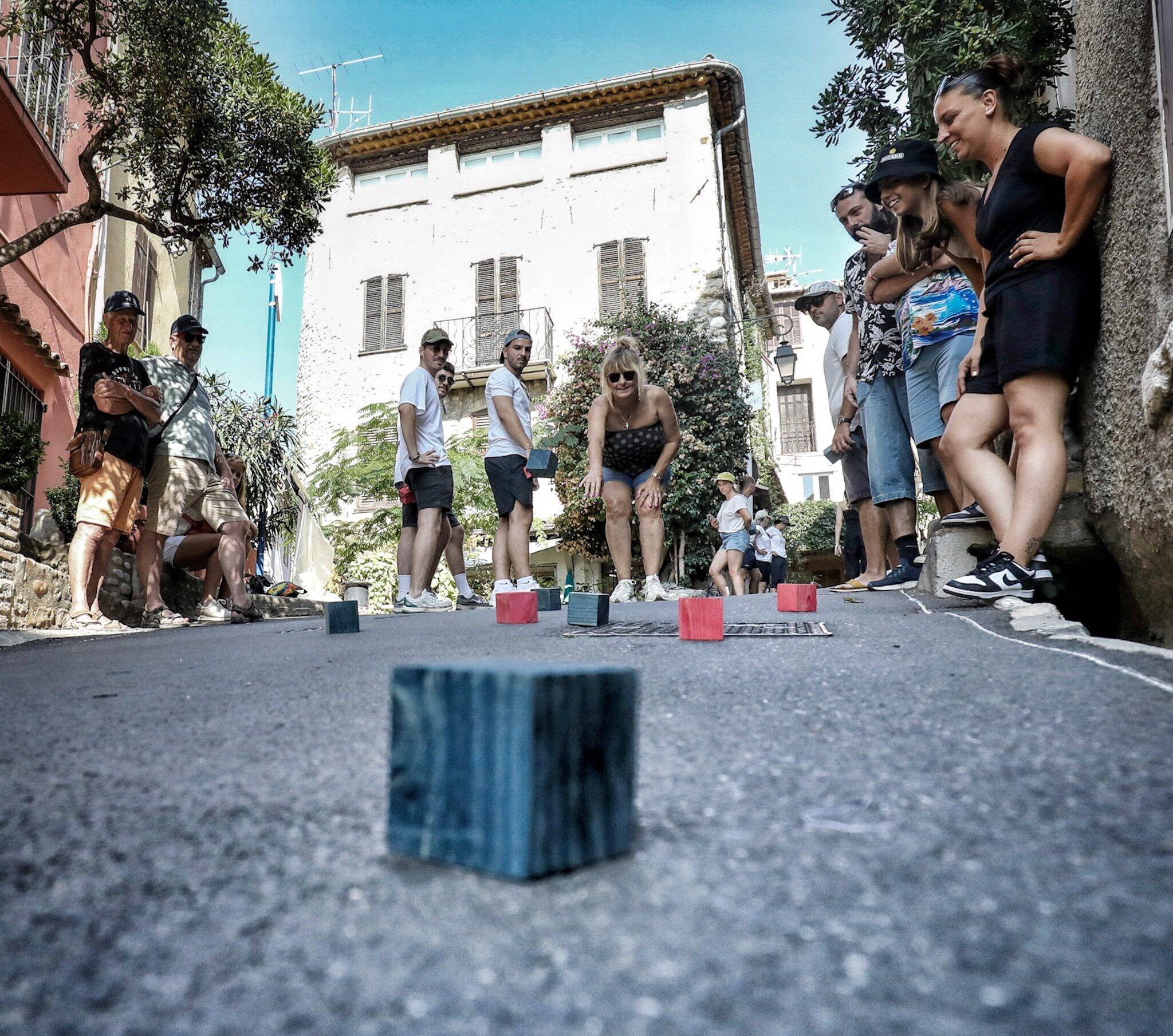 "C'est un jeu aussi drôle que bizarre": le championnat du monde de boules carrées se poursuit ce dimanche à Cagnes-sur-Mer