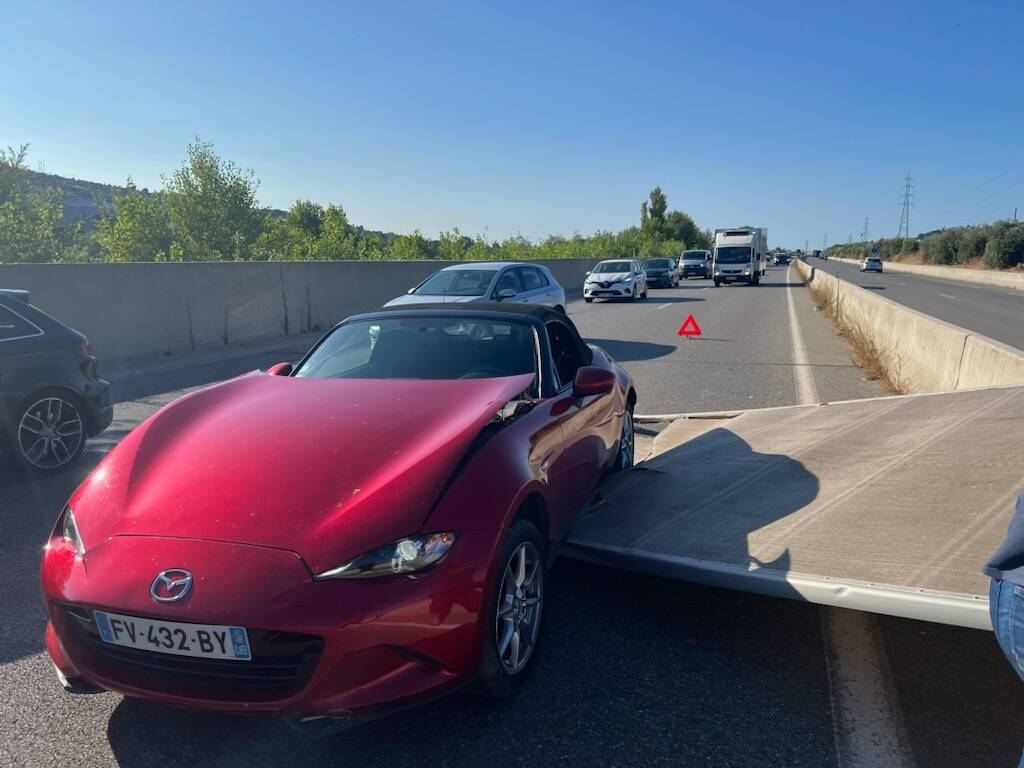 Sur la 202 bis, elle percute de plein fouet le toit perdu par un camion