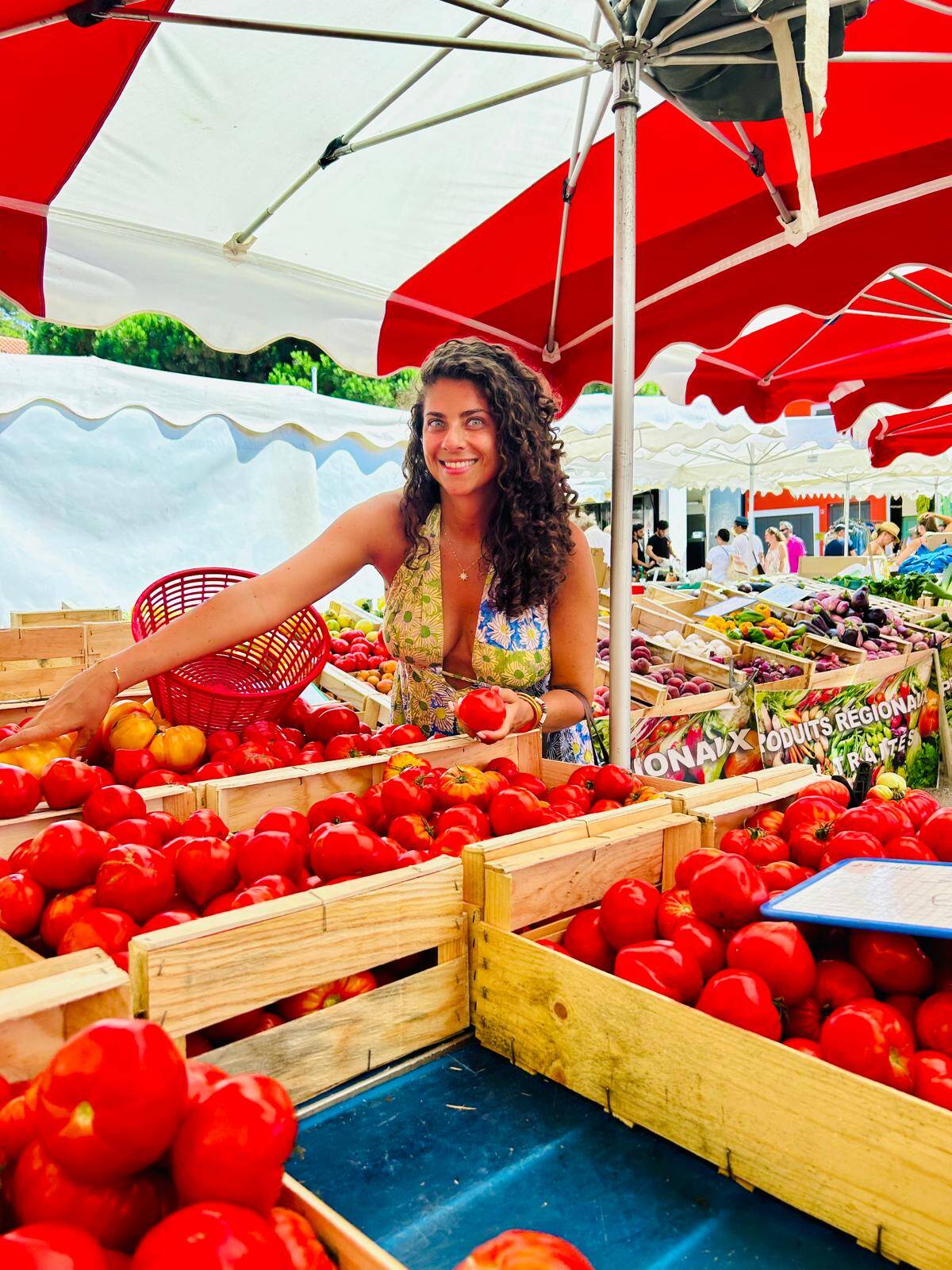 "La couleur de l'eau fait penser aux Bahamas": la chroniqueuse de "La Maison des Maternelles" Yasmine Oughlis raconte son attachement au Var