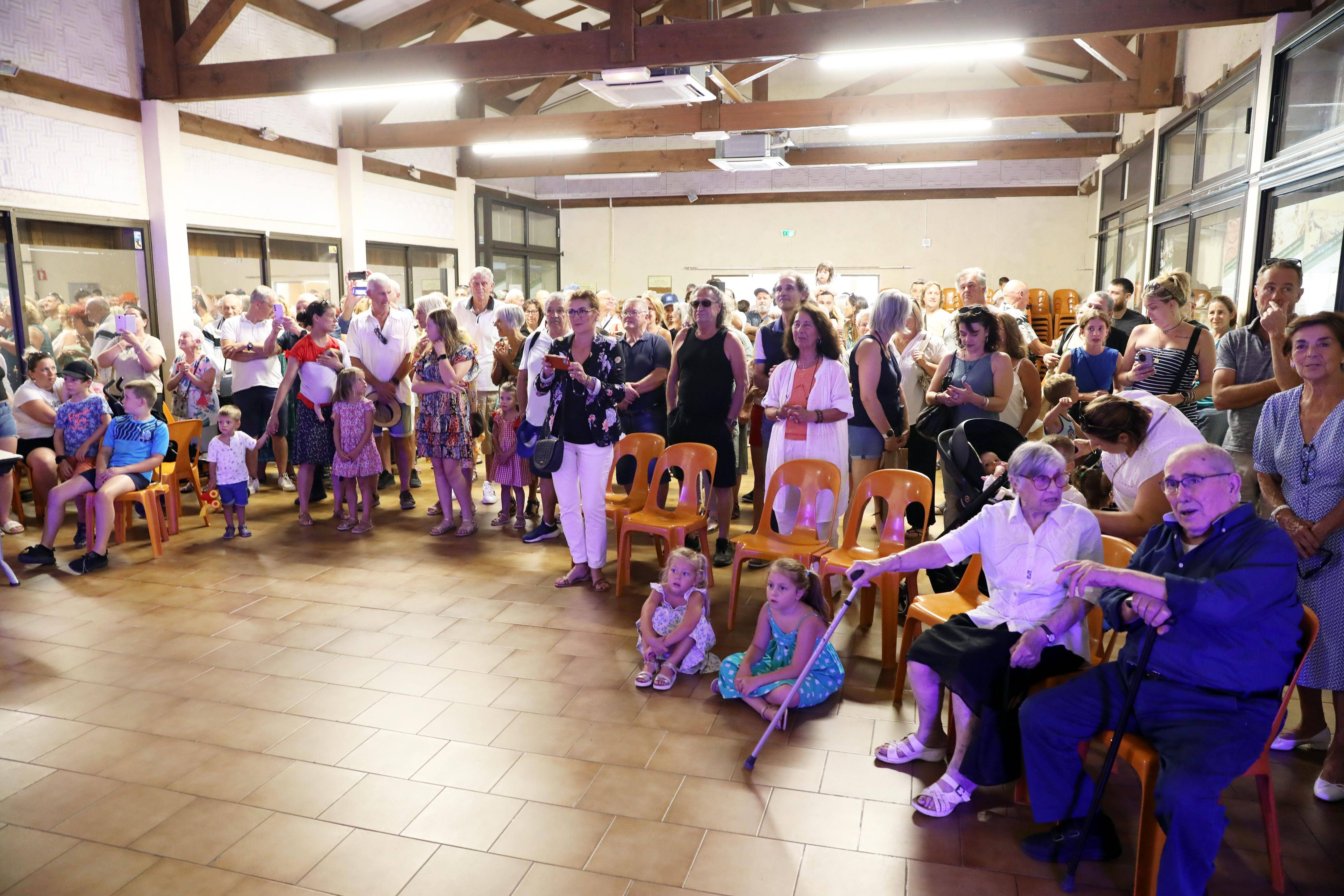 la vice-championne olympique de kitefoil Lauriane Nolot ovationnée à son retour à Camps dans le Var