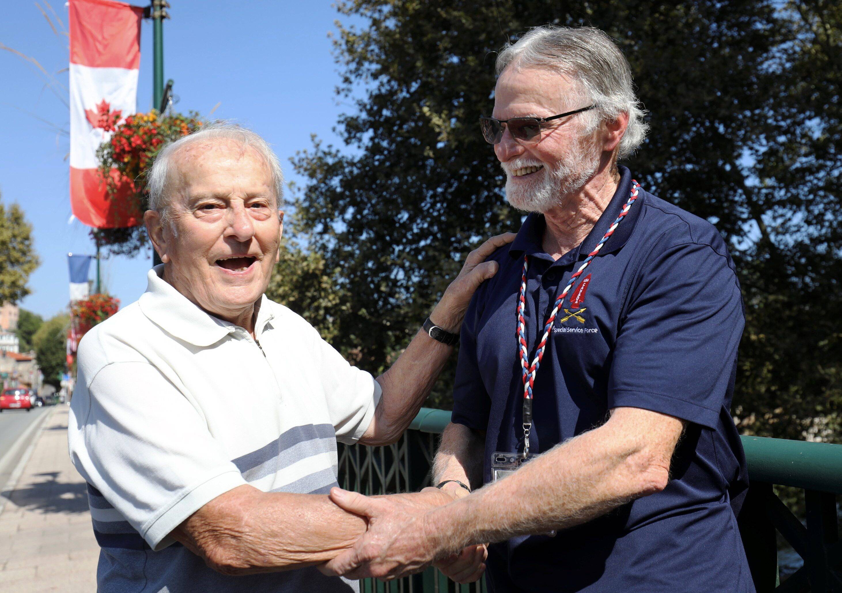 "Merci pour l'engagement de ton père": un fils de résistant de Villeneuve-Loubet rencontre le fils d'un soldat canadien qui a aidé a libéré la commune en 1944