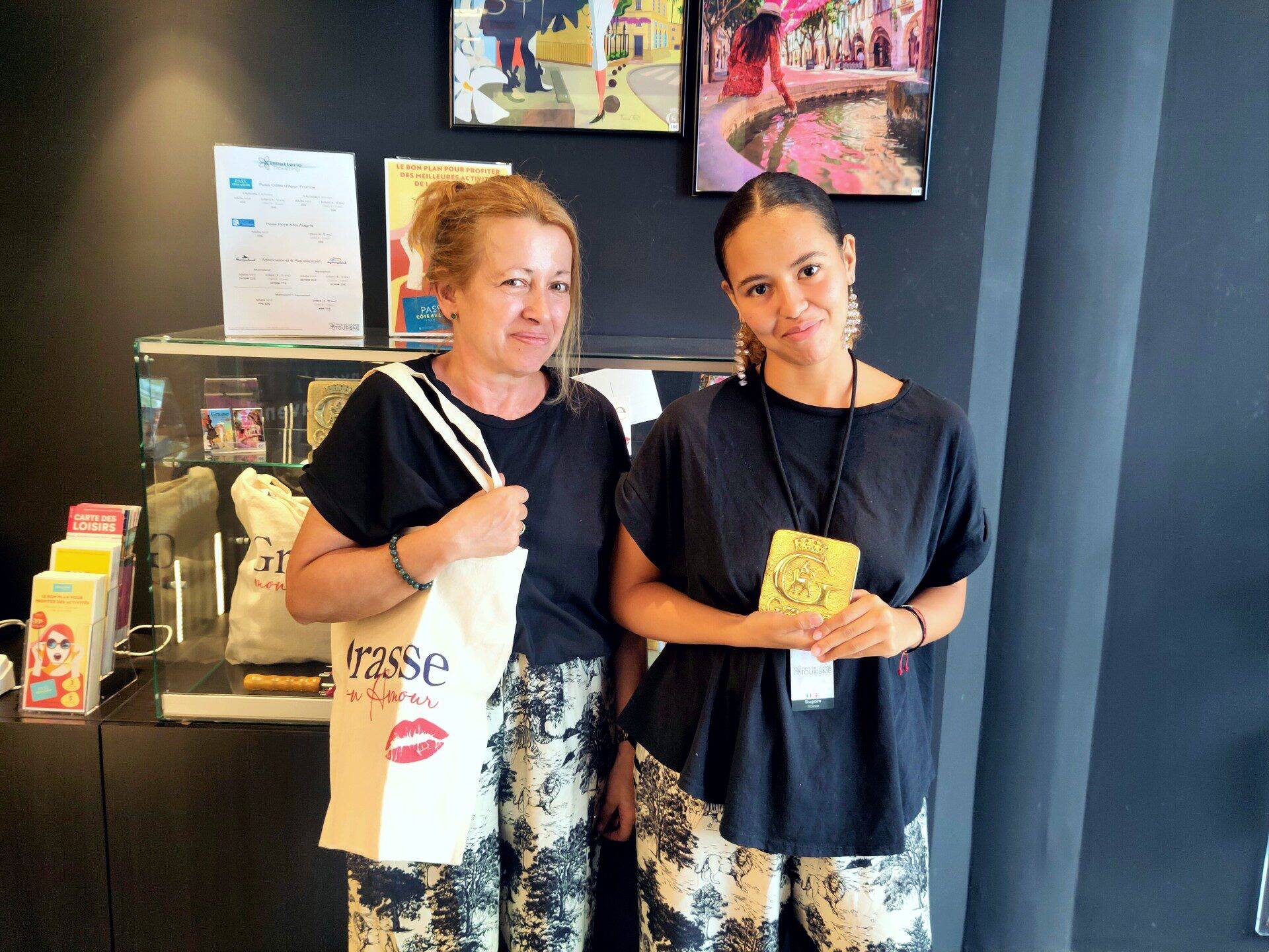 Avec quels objets souvenirs repartent les vacanciers entre Antibes et Cannes?