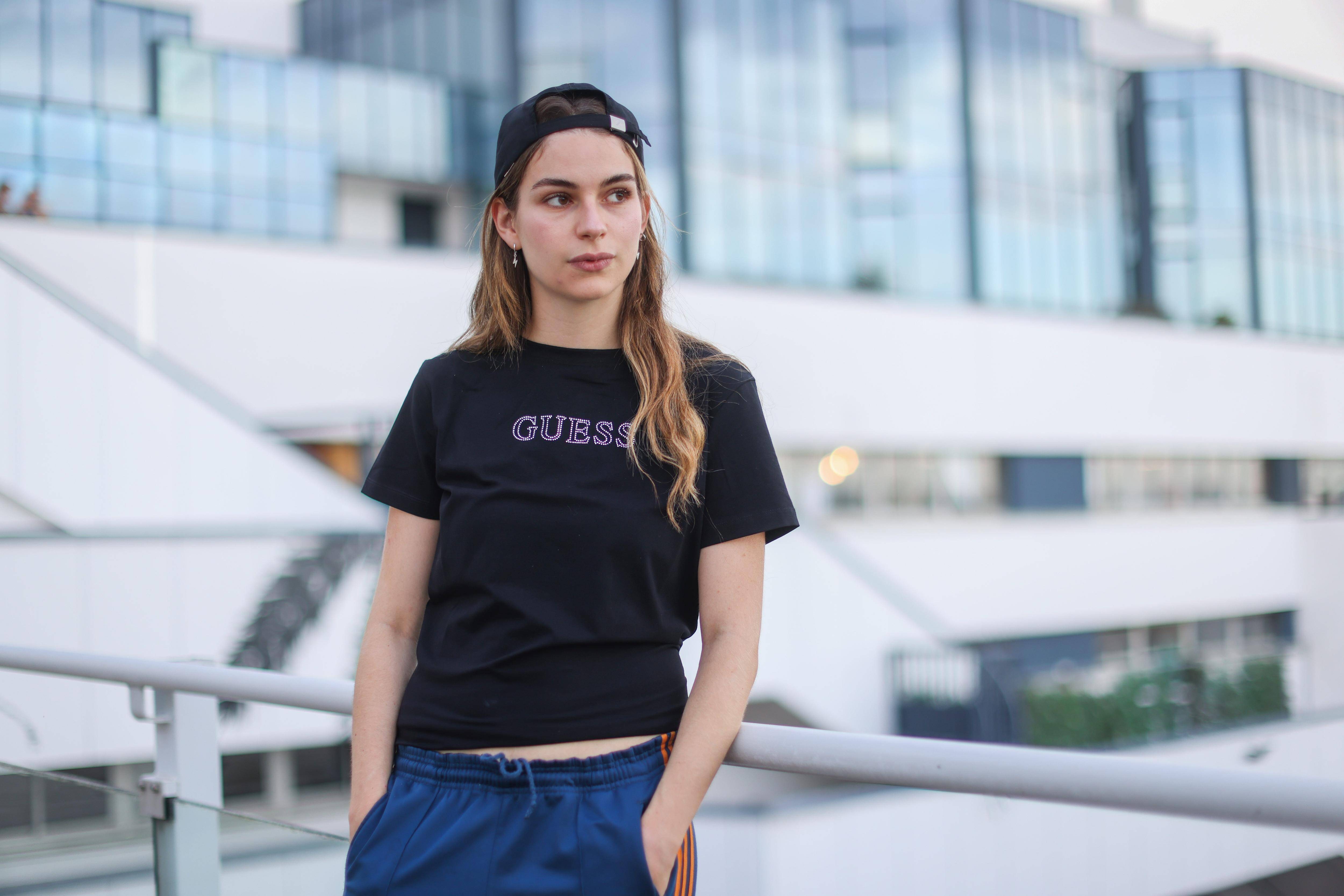 Elle a rencontré le dalaï-lama, était une star de YouTube et a été nommée aux dernières Victoires de la musique... Adèle Castillon se confie sur son parcours atypique