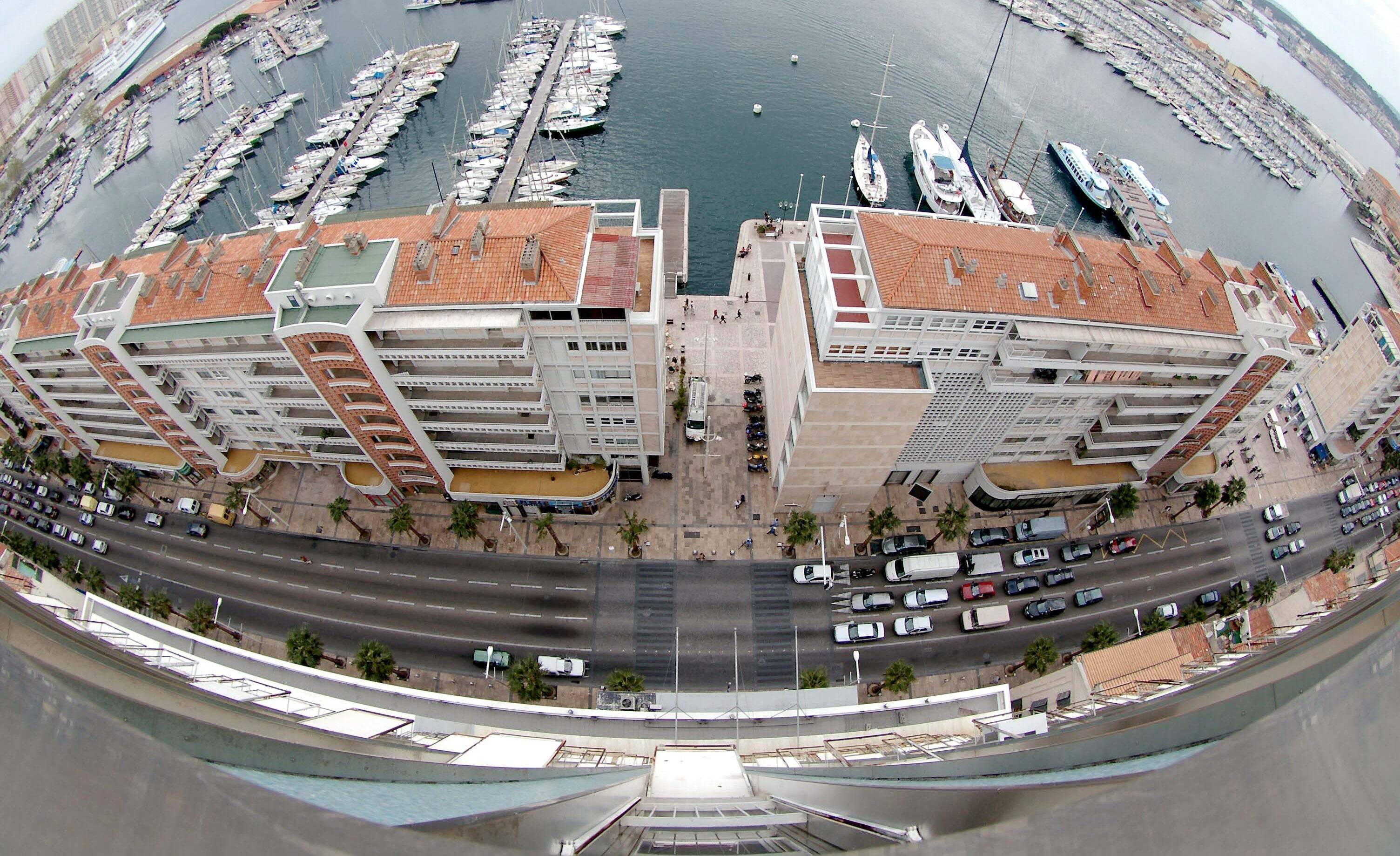 Elle bouche la vue mer à Toulon: "Et si on décidait de raser la frontale du port?"