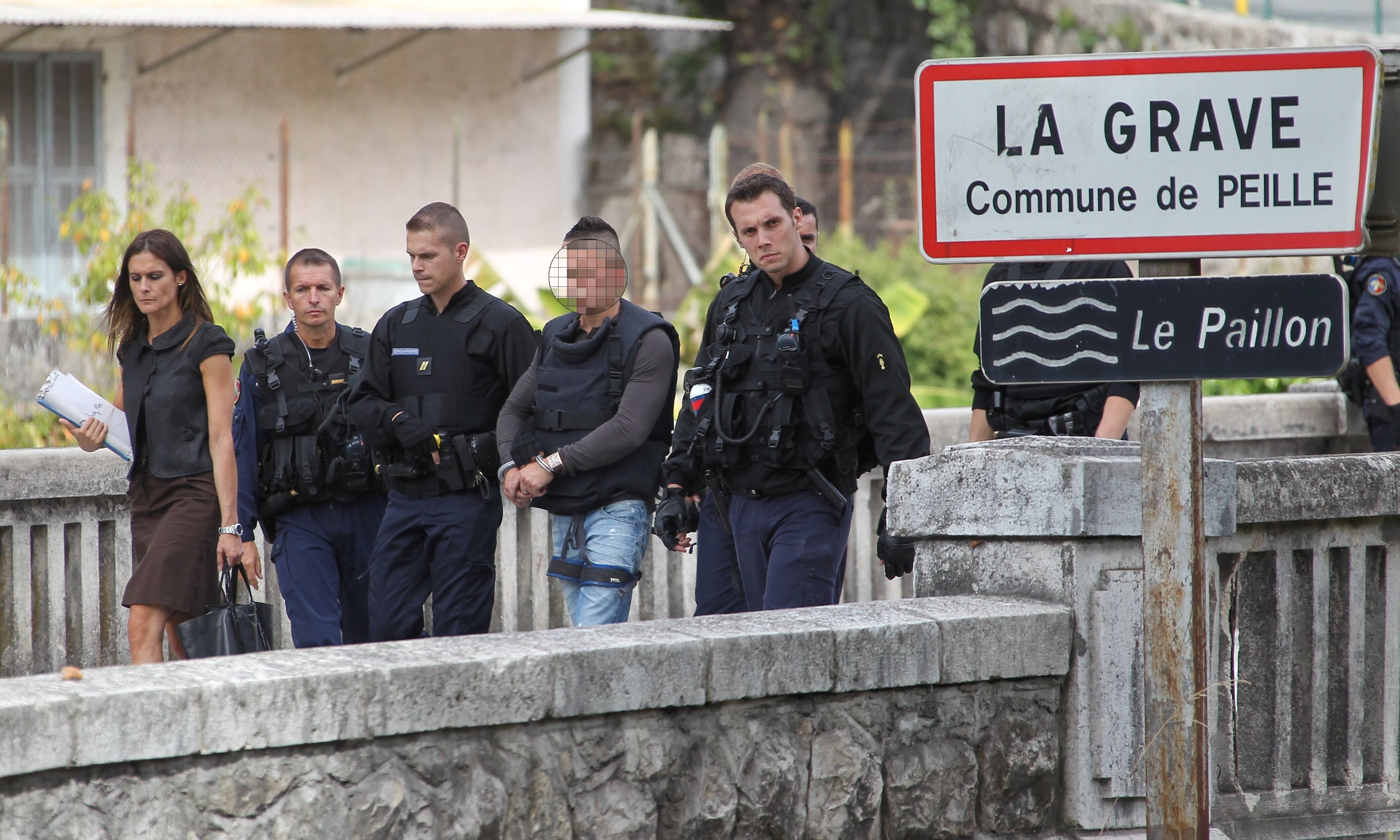 En 2012, le gendarme Brière meurt, percuté par un homme qui lui fonce dessus à bord d'une voiture volée, dans la vallée du Paillon