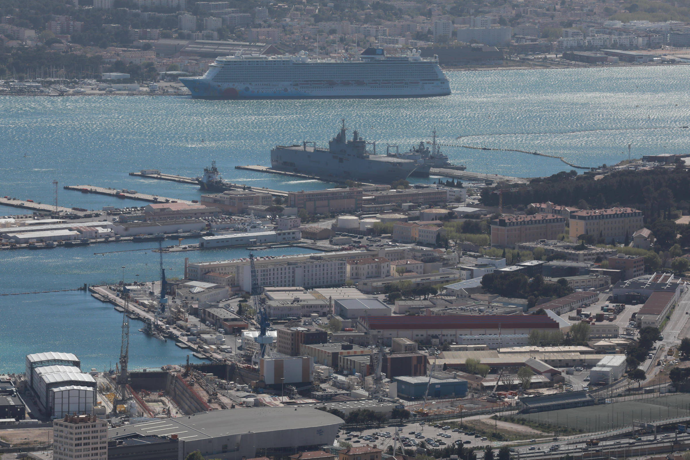 Que vient faire ce pétrolier chinois dans la base navale de Toulon?