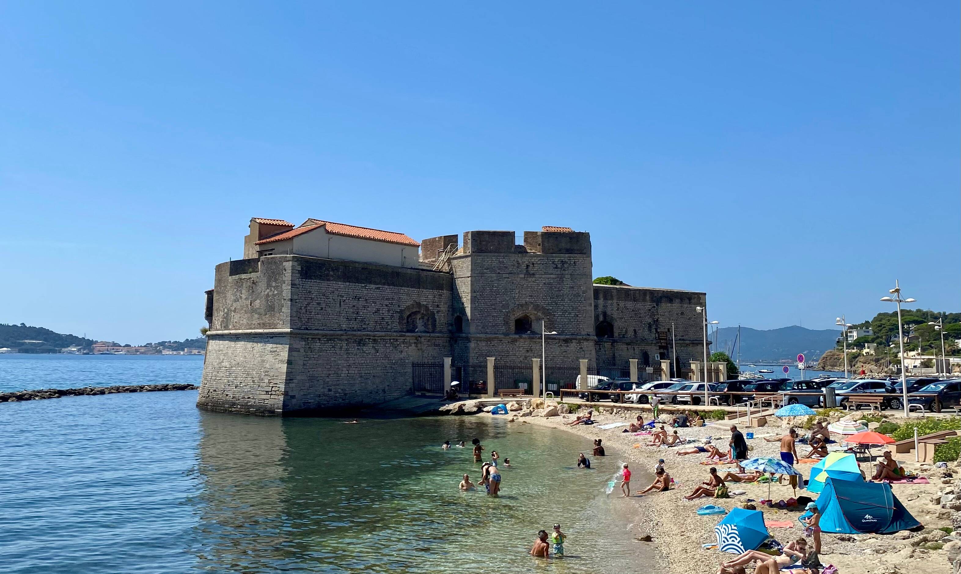 Un restaurant avec terrasse panoramique sur la mer: "Et si on rendait le fort Saint-Louis aux Toulonnais?"