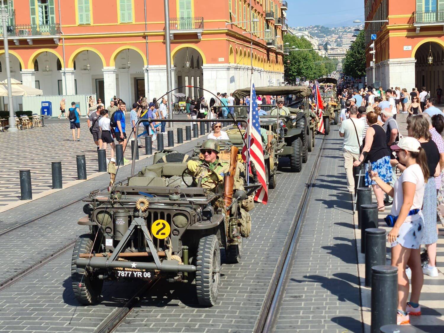 "Nous sommes émues encore aujourd'hui", un défilé militaire festif pour les 80 ans de la Libération de Nice