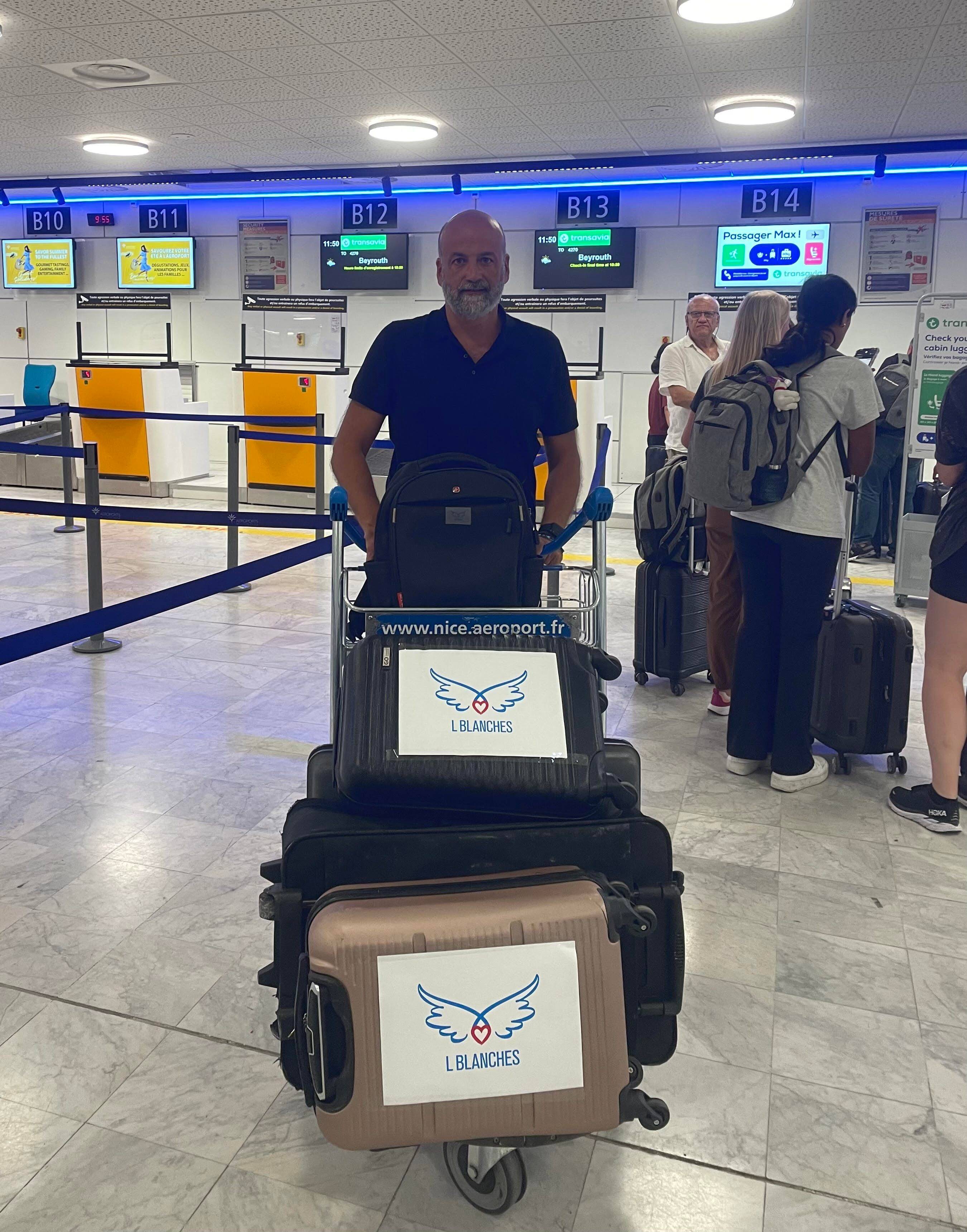 Il se lance dans un aller-retour express au Liban avec 5 valises de dons antibois