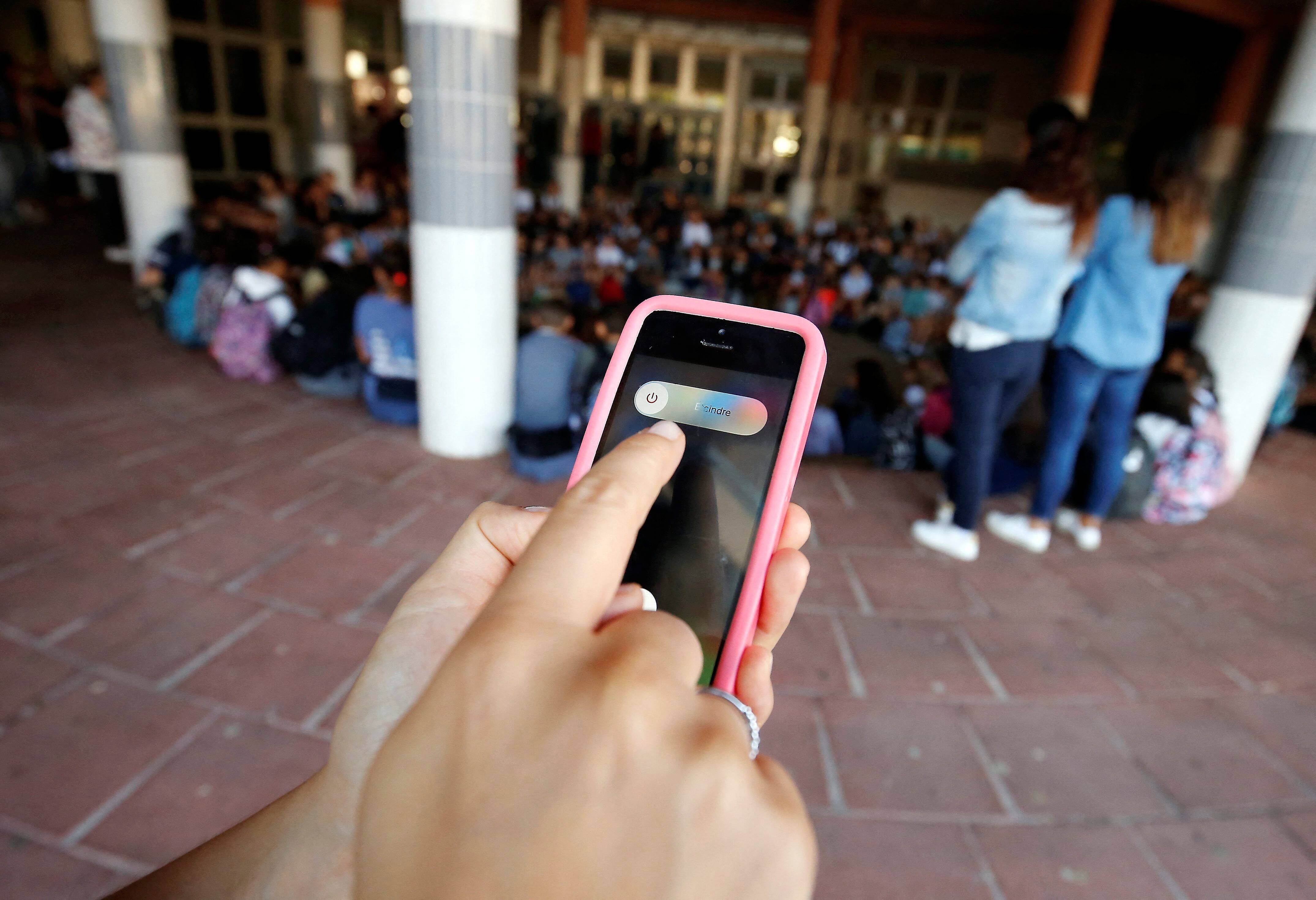 "Pause numérique": on sait quels sont les deux collèges qui vont expérimenter l'opération "zéro téléphone portable" à la rentrée dans le Var et les Alpes-Maritimes