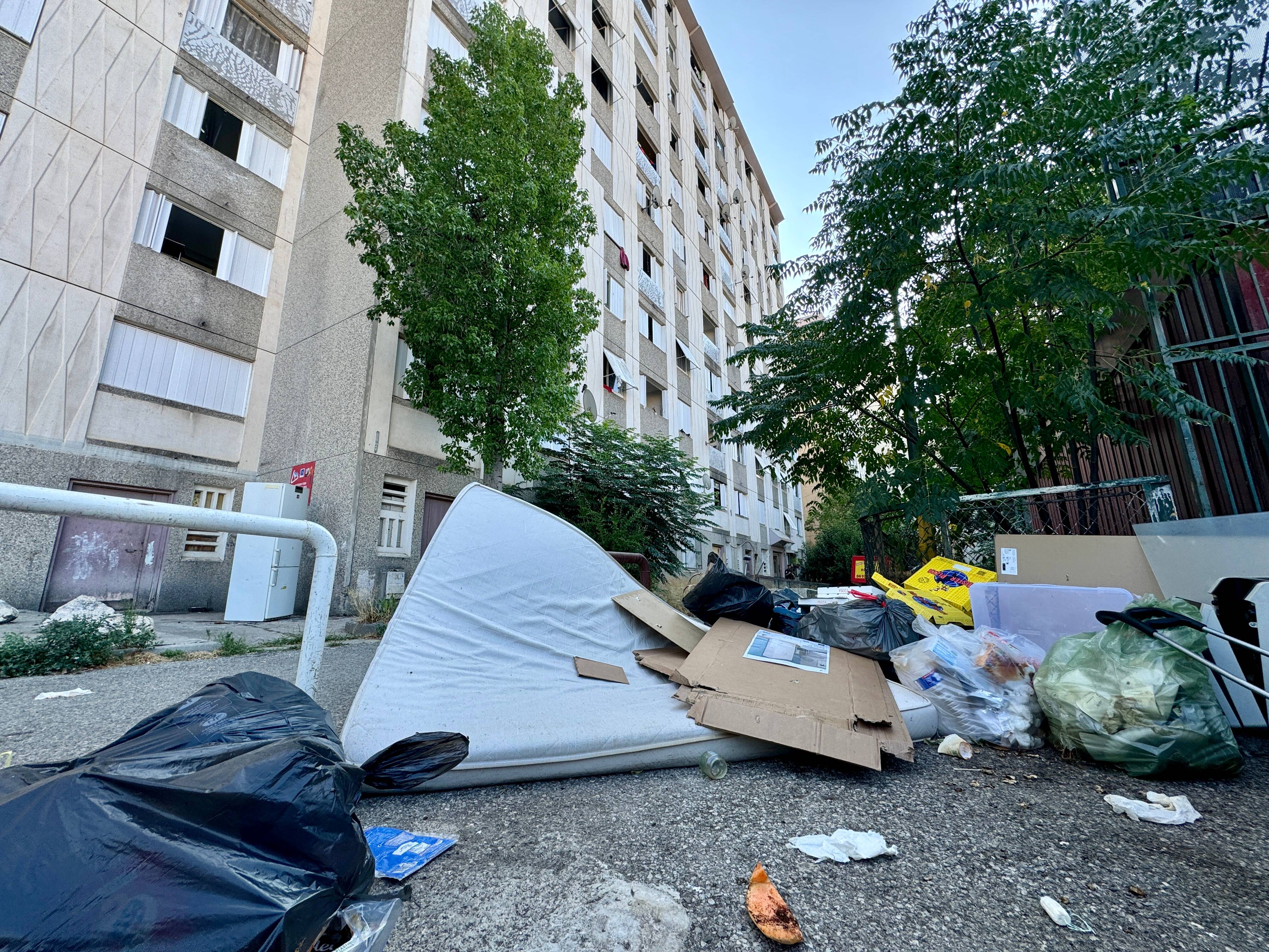 "J'ai entendu des cris": reportage au pied du bâtiment de Nice Est où un homme a été criblé de balles