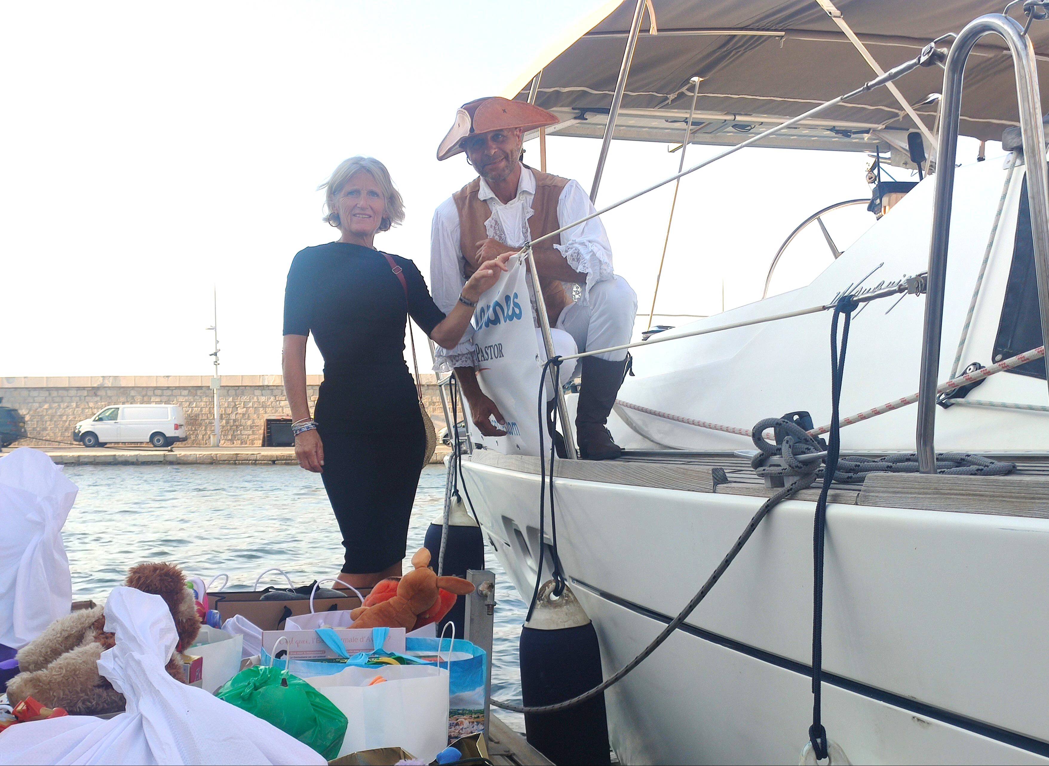 Il récolte des jouets pour les enfants malades de l'hôpital Lenval à Nice: le butin du Pirate blanc, de passage à Saint-Tropez, augmente chaque année