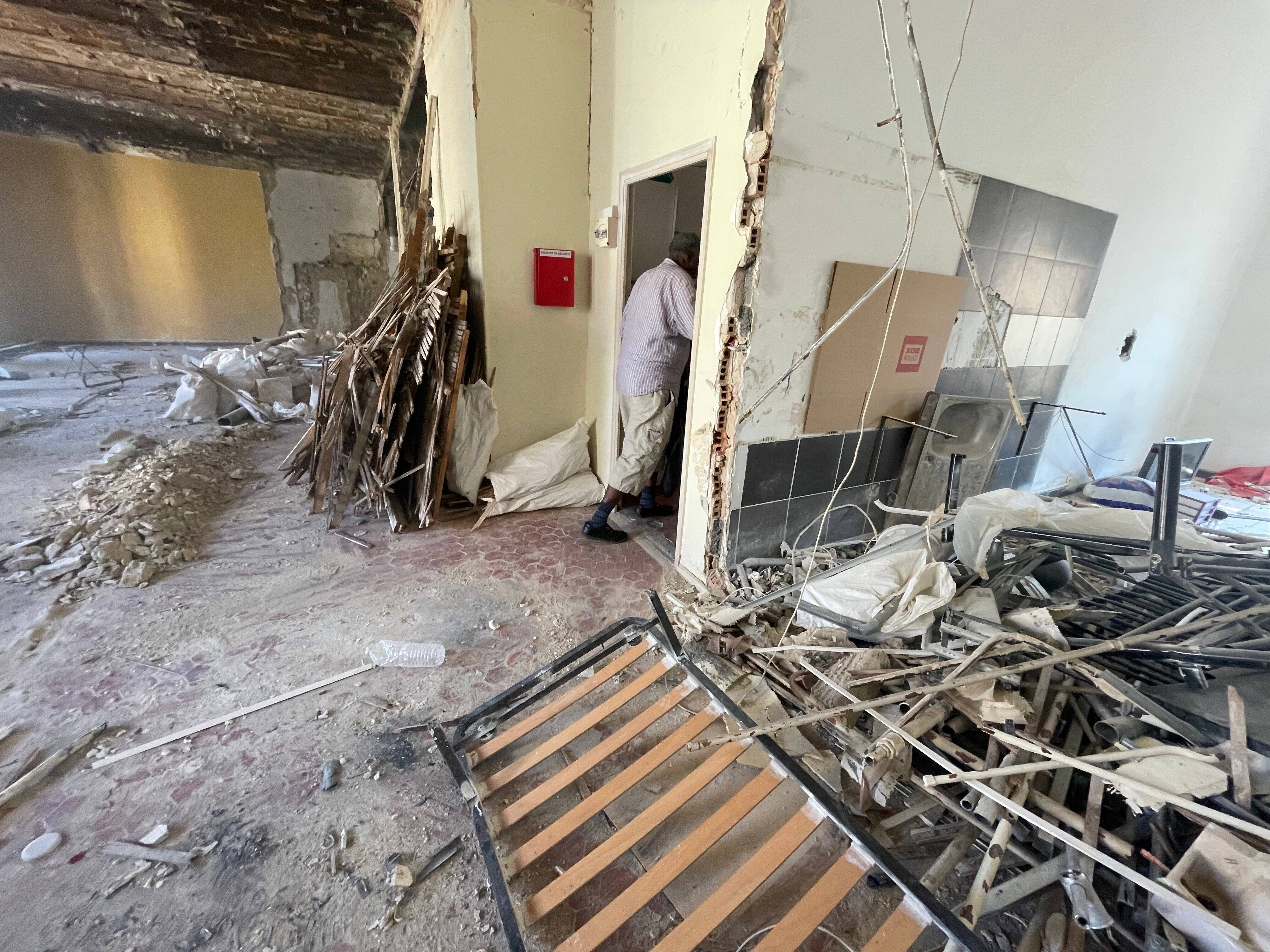 Pour forcer ses locataires à partir, un propriétaire coupe l'eau, l'électricité et fait un gros trou dans le mur de leur chambre à Nice