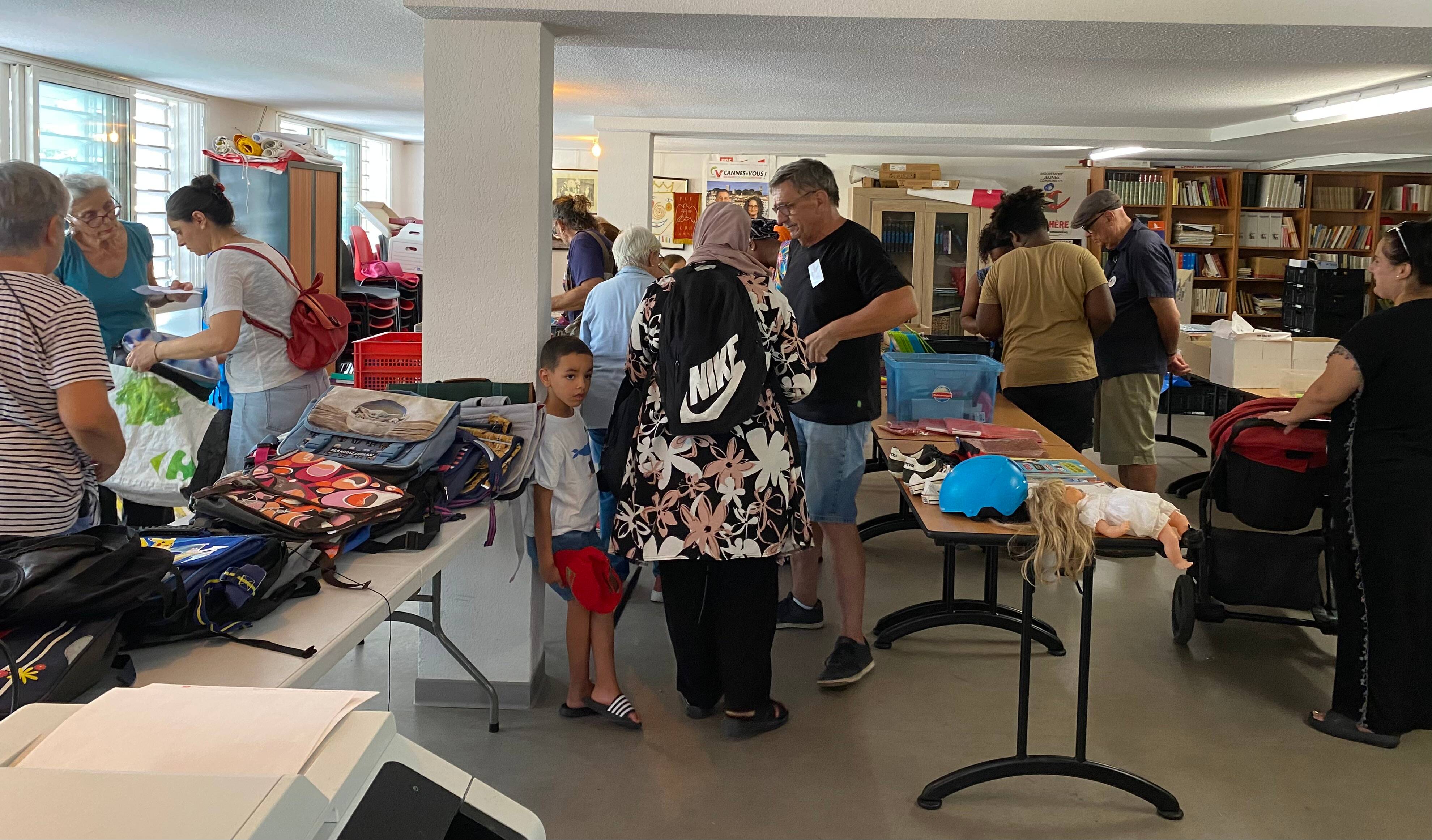 "Le budget est serré", au coeur d'une distribution caritative de fournitures à Cannes